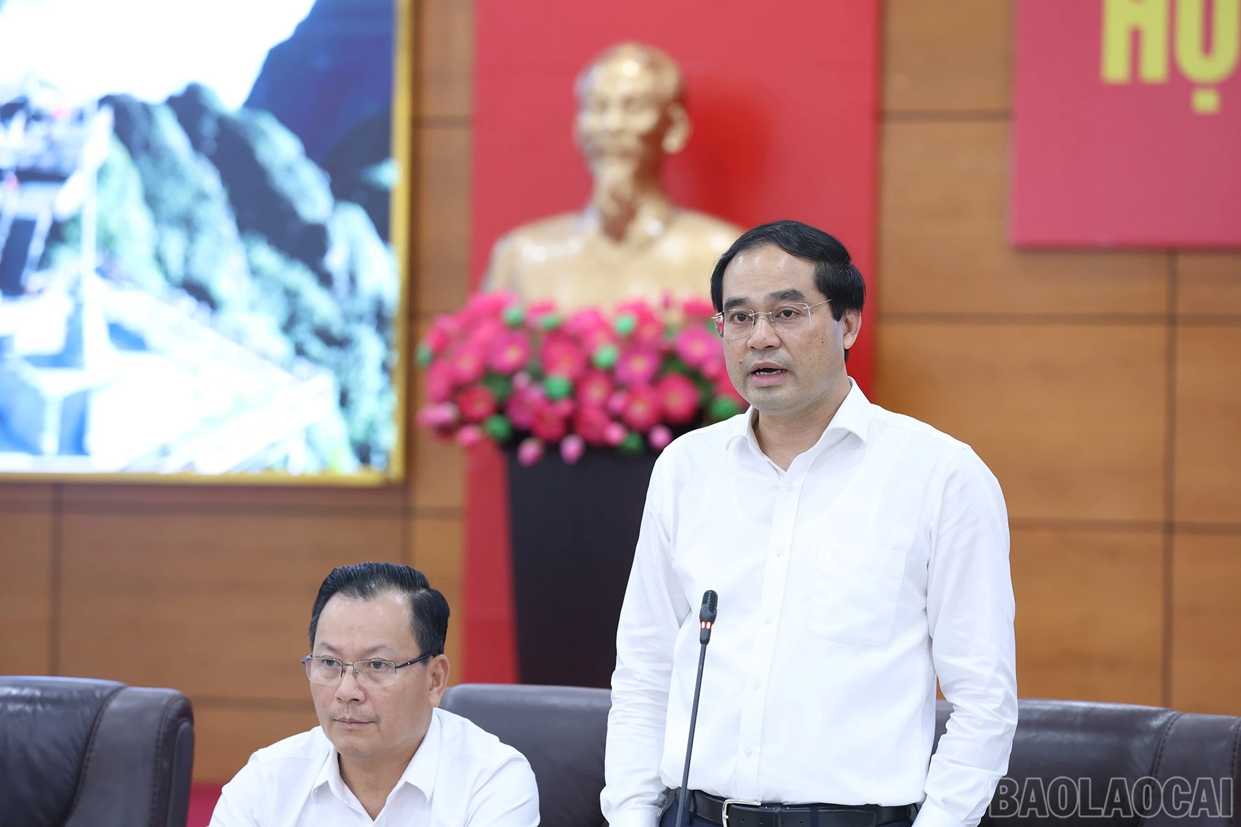 Đồng chí Bí thư Tỉnh ủy, Chủ tịch UBND tỉnh yêu cầu công tác tổ chức bộ máy, sắp xếp nhân sự ở các sở, ngành cần tiến hành khẩn trương để bắt tay vào công việc ngay sau khi sáp nhập tỉnh.