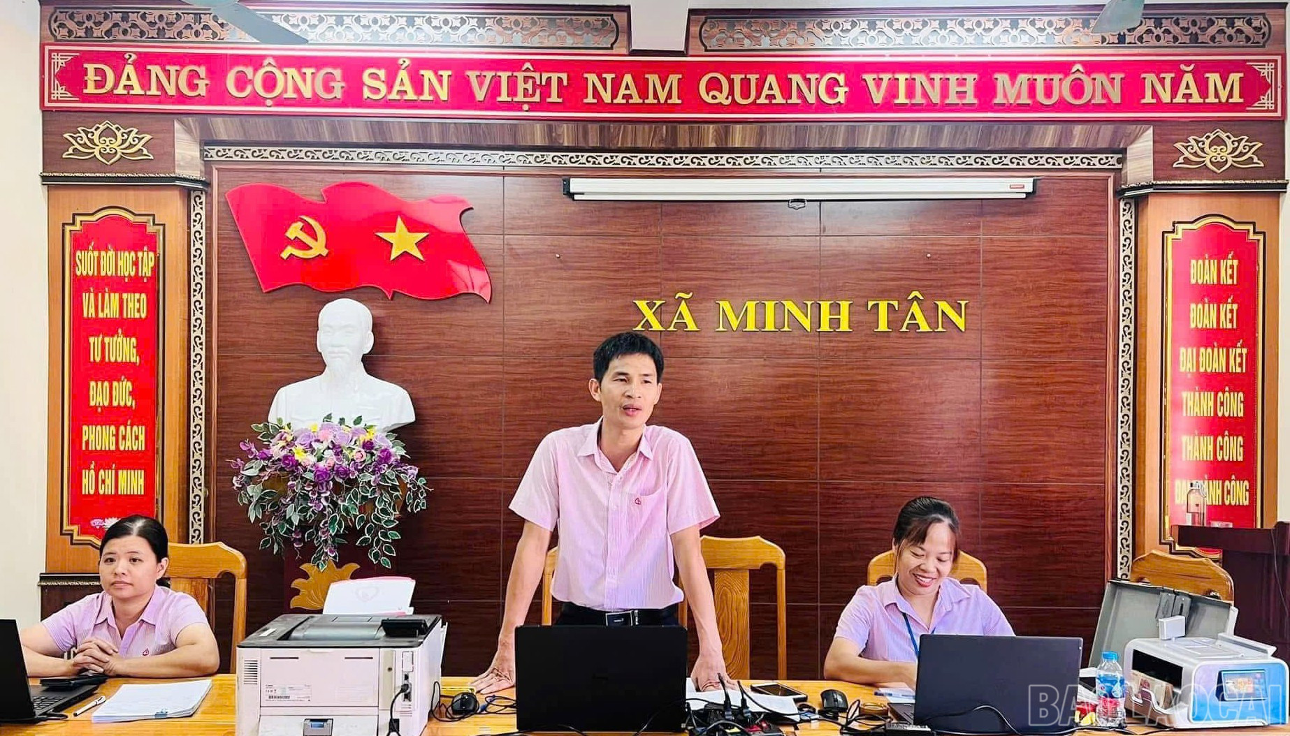 Cán bộ tín dụng tổ chức giao ban tại điểm giao dịch xã Minh Tân. baolaocai-br_aath-3.jpg