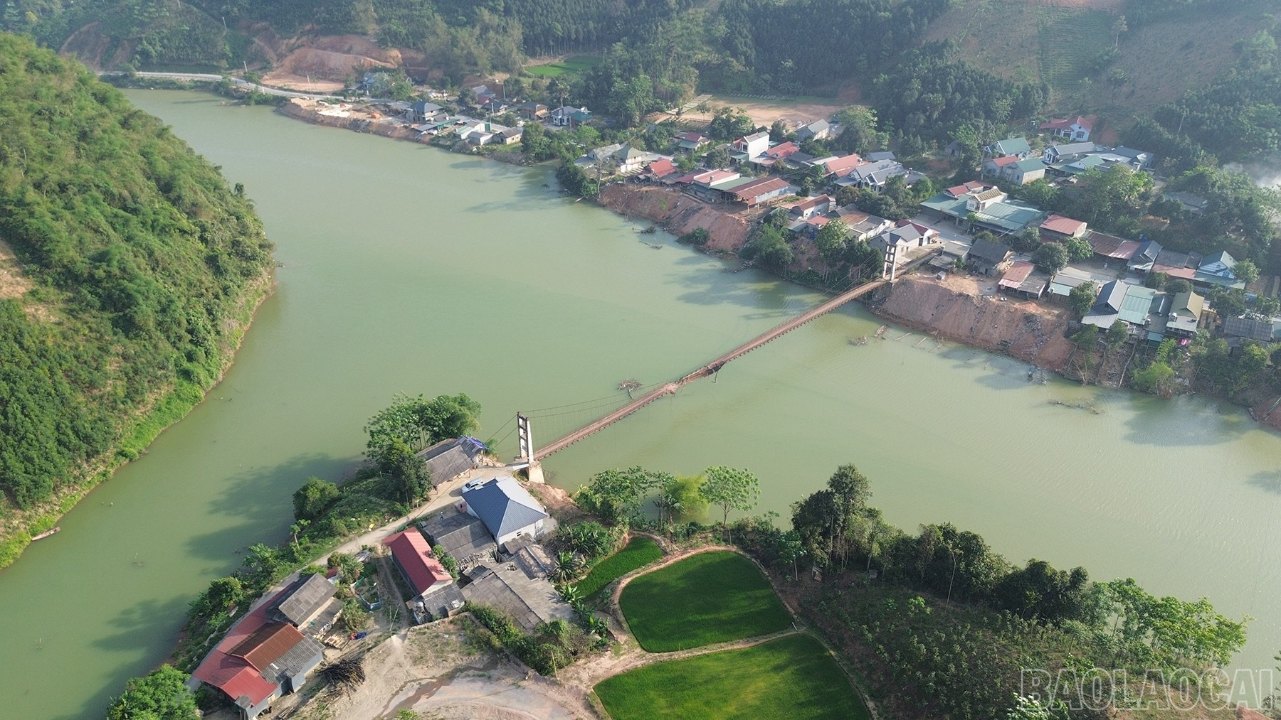 Việc đi lại của hàng trăm hộ dân bị ảnh hưởng bởi cầu hỏng. baolaocai-br_dji-0681.jpg