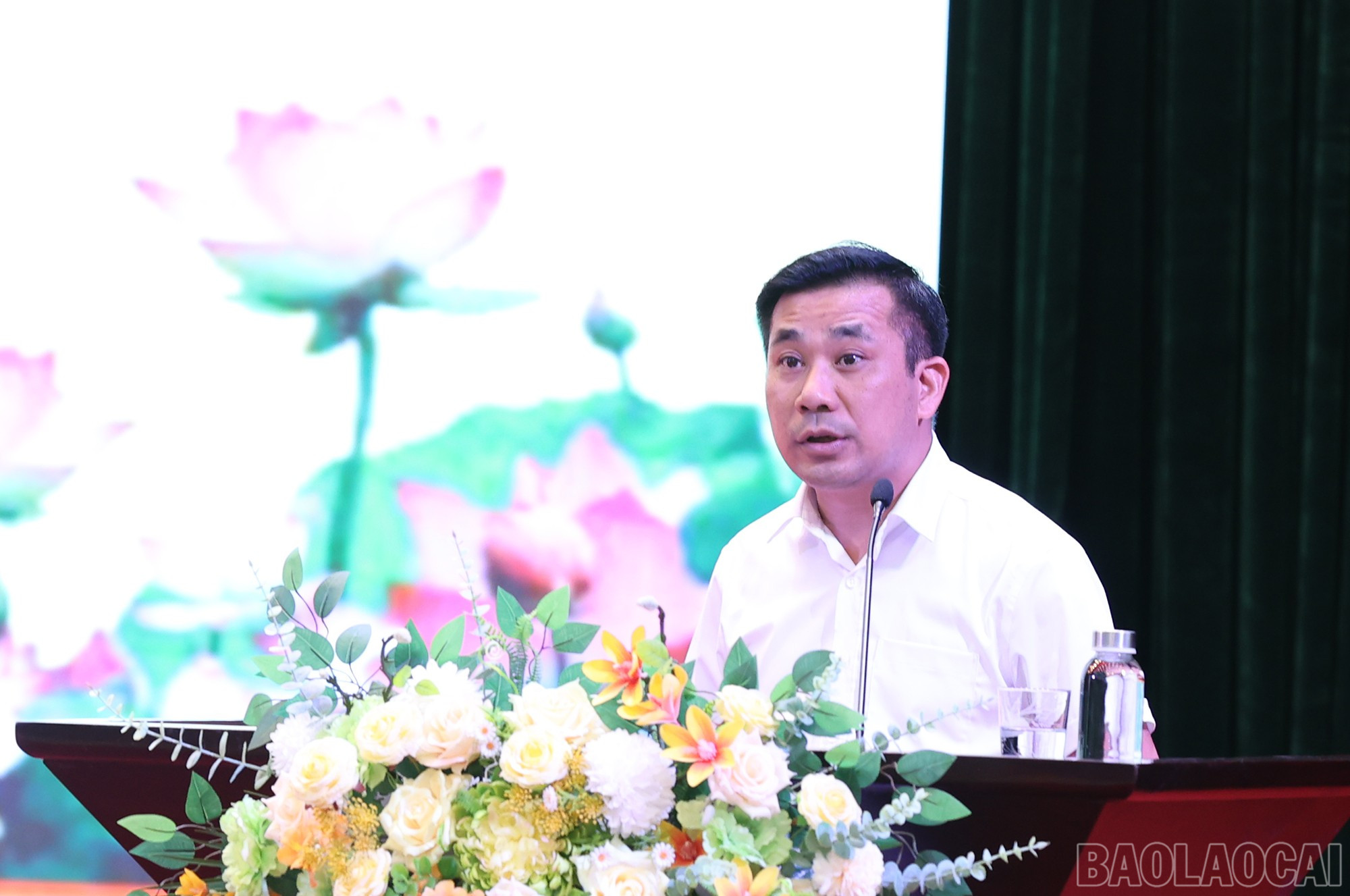 Đồng chí Nguyễn Văn Tài, Bí thư Đảng ủy xã Y Tý, huyện Bát Xát phát biểu tại hội nghị. baolaocai-br_img-1922.jpg
