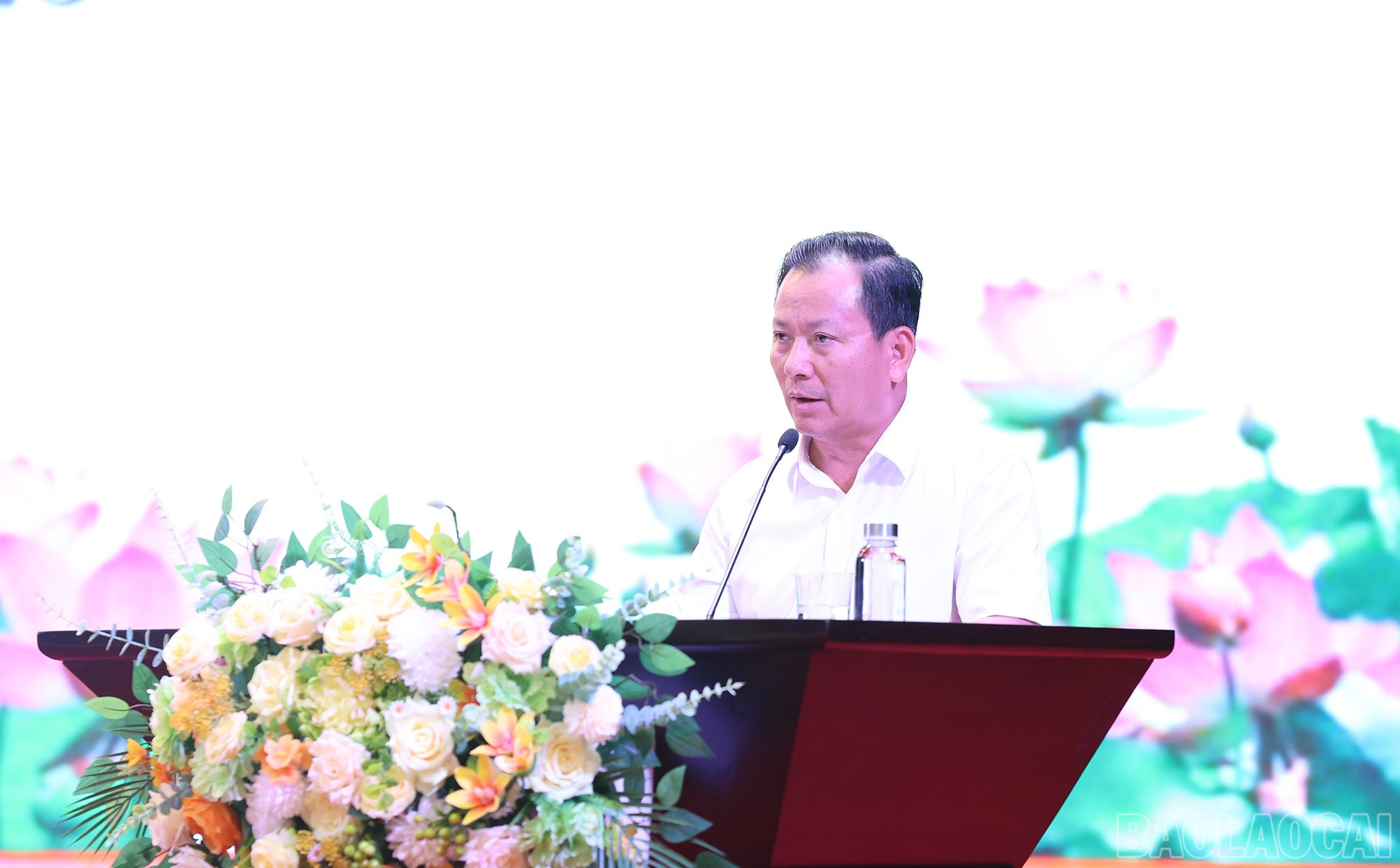 Đồng chí Hoàng Quốc Khánh, Phó Chủ tịch Thường trực UBND tỉnh, Trưởng Ban Chỉ đạo các chương trình mục tiêu quốc gia tỉnh phát biểu tại hội nghị. baolaocai-br_img-2057.jpg