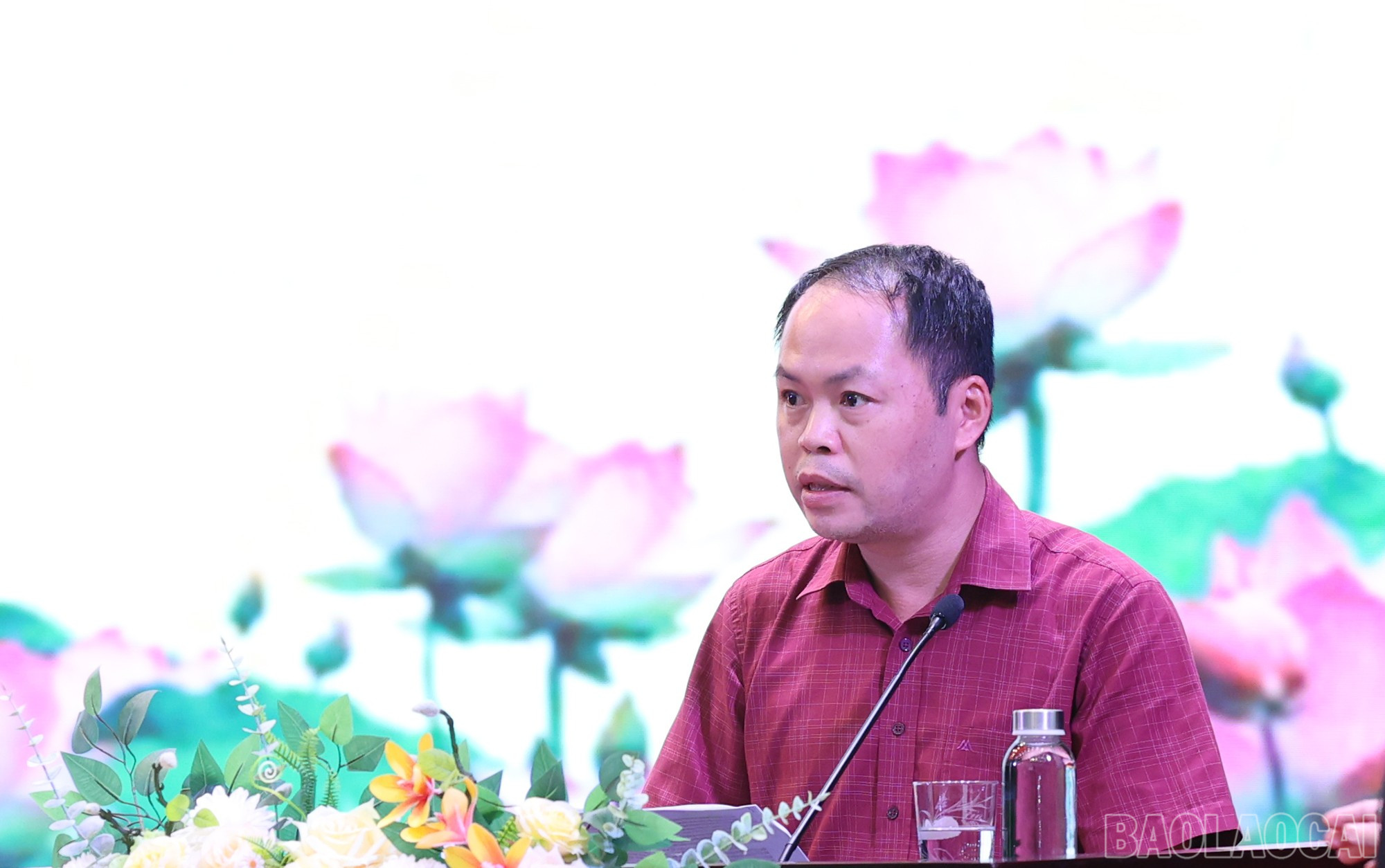 Đồng chí Tô Việt Thành, Phó Chủ tịch UBND huyện Mường Khương phát biểu tại hội nghị. baolaocai-br_img-1808.jpg