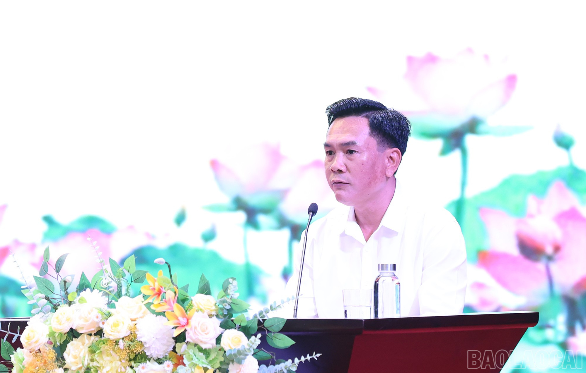 Đại biểu tham luận tại hội nghị. baolaocai-br_img-1914.jpg