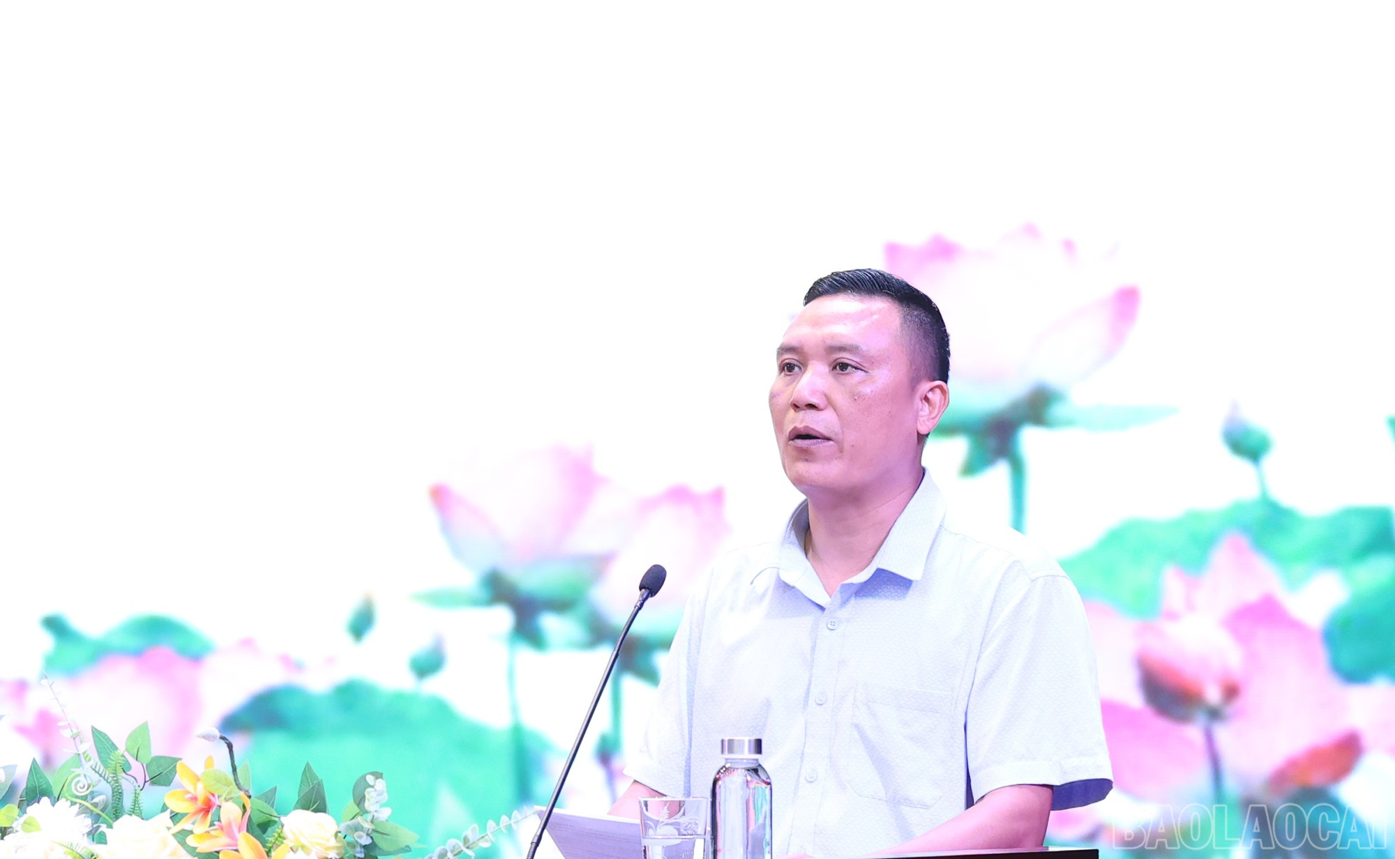 Đồng chí Lưu Hoàng Điểu, Bí thư Đảng ủy xã Gia Phú, huyện Bảo Thắng phát biểu tại hội nghị. baolaocai-br_img-1833.jpg