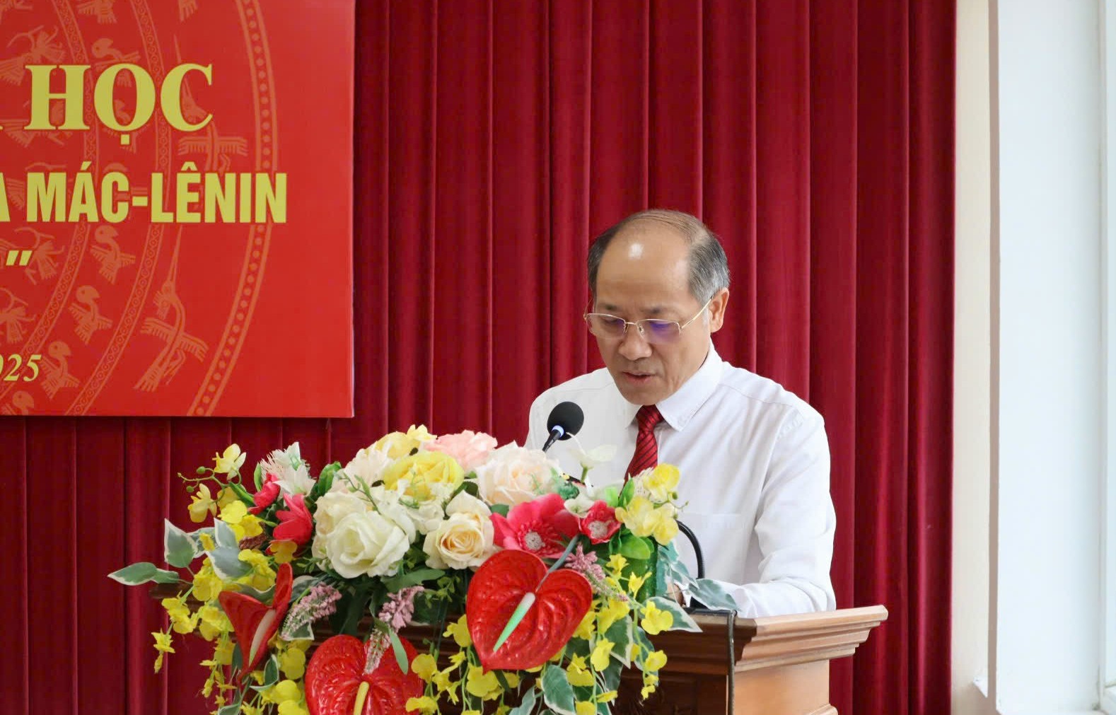 TS. Hứa Tân Hưng, Hiệu trưởng Trường Chính trị tỉnh phát biểu tại hội thảo. htpb.png