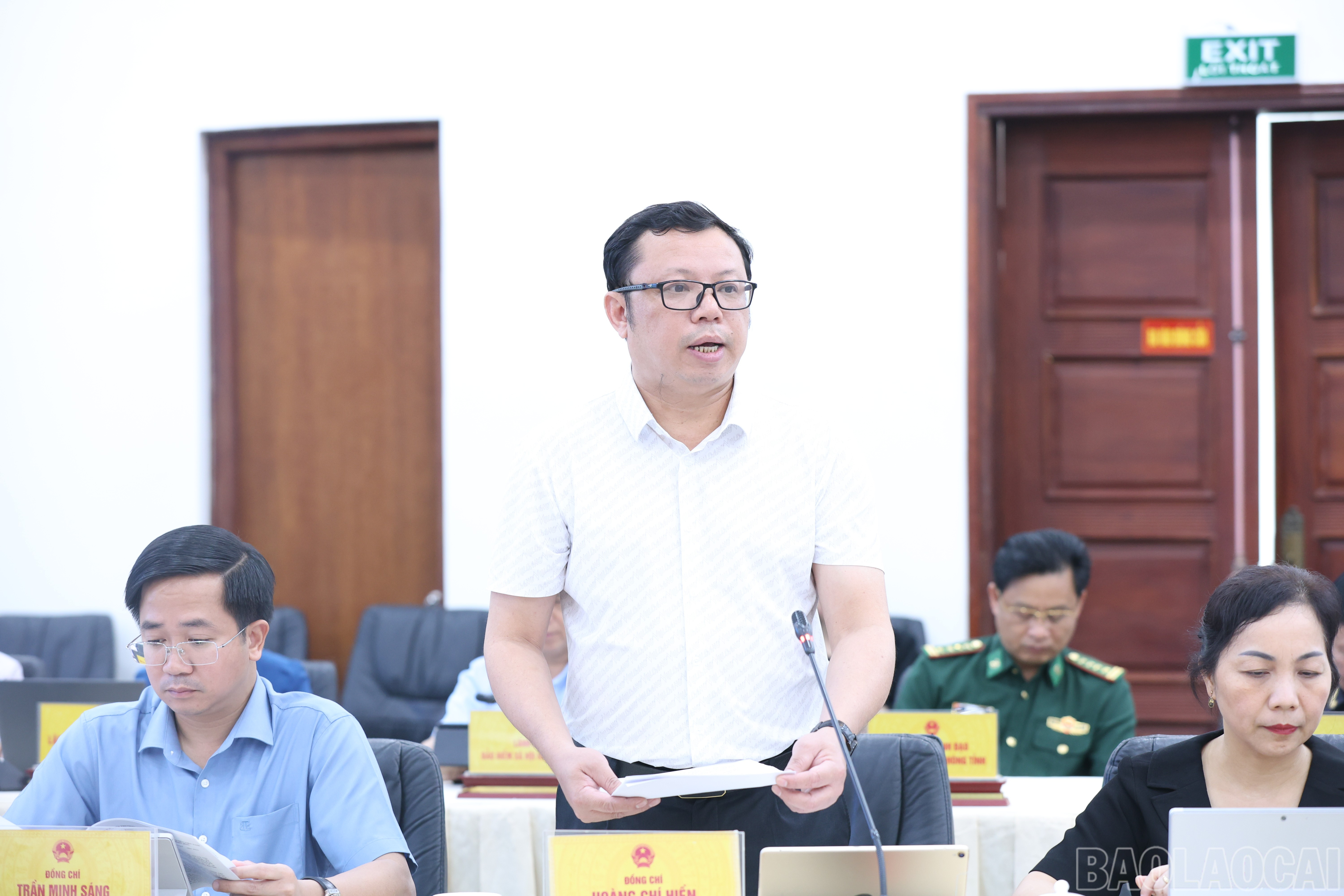 Đồng chí Hoàng Chí Hiền, Giám đốc Sở Công Thương phát biểu tại phiên họp. baolaocai-br_img-8283.jpg