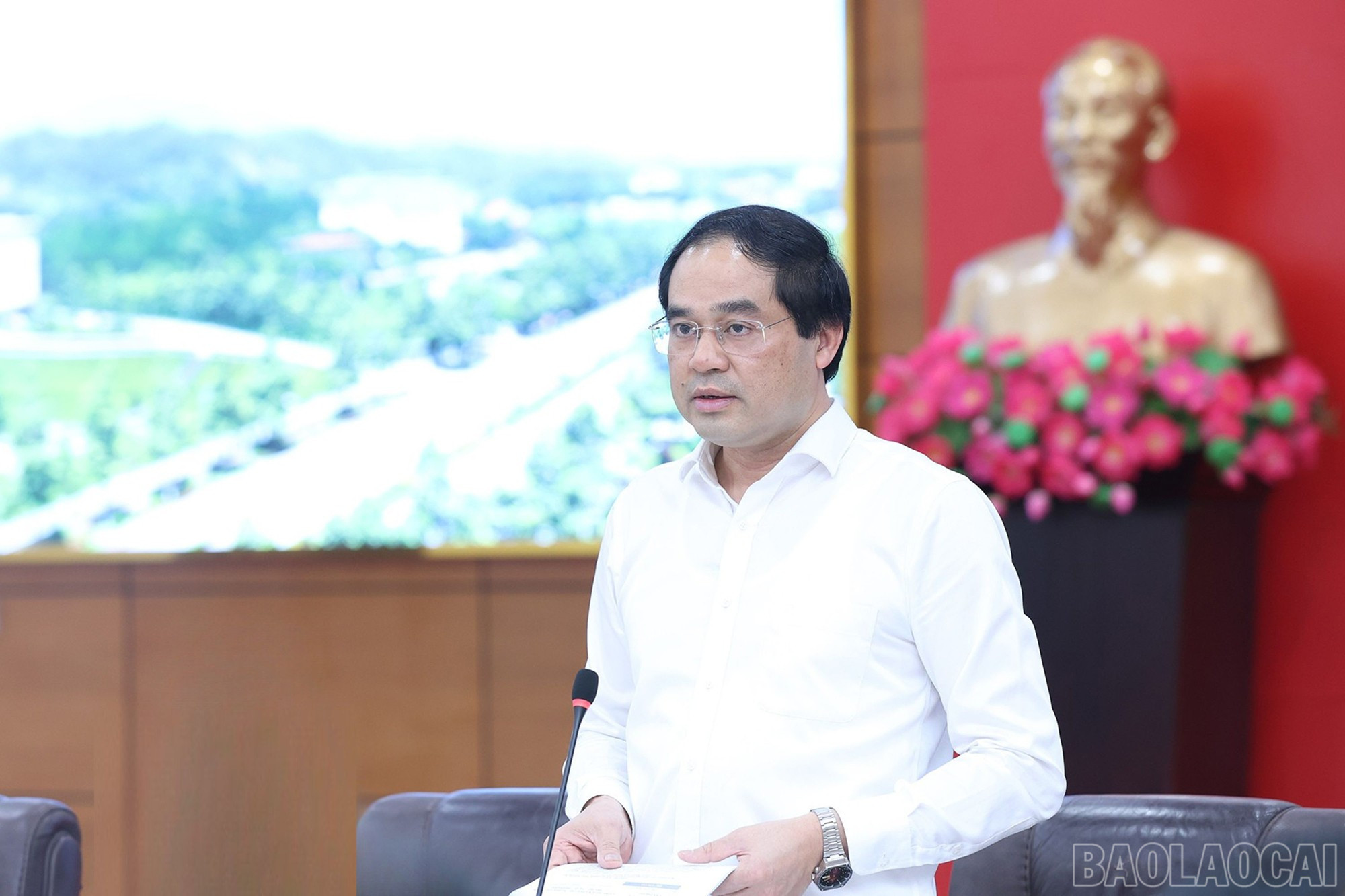 Đồng chí Trịnh Xuân Trường, Bí thư Tỉnh ủy, Chủ tịch UBND kết luận phiên họp. baolaocai-br_img-8259.jpg