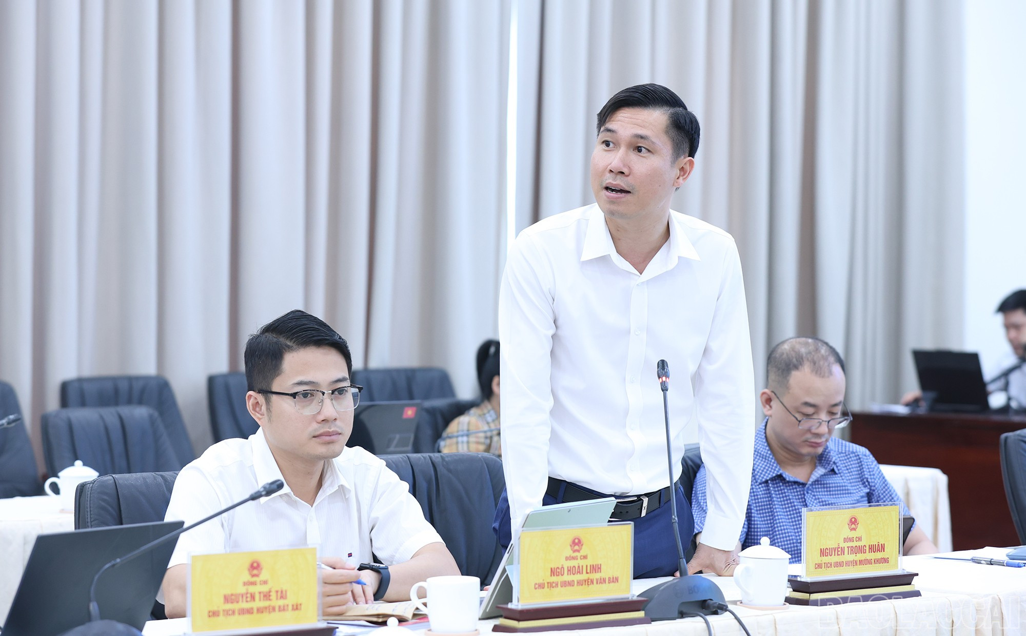 Đồng chí Nguyễn Trọng Huân, Chủ tịch UBND huyện Mường Khương phát biểu tại phiên họp. baolaocai-br_img-8319.jpg