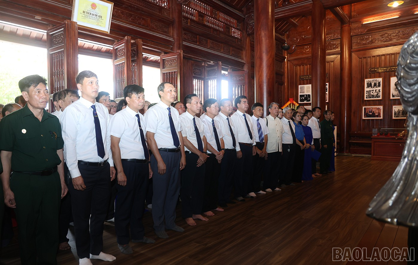 Đoàn đại biểu tham dự dâng hương tại Nhà lưu niệm Chủ tịch Hồ Chí Minh. baolaocai-br_img-6932.jpg