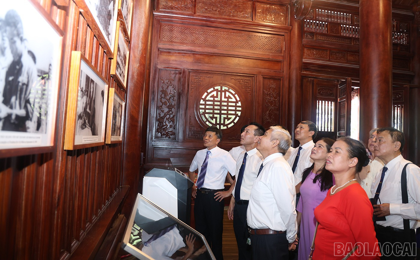 Các đại biểu tham quan trưng bày những hình ảnh Bác Hồ với cán bộ và Nhân dân các dân tộc Lào Cai. baolaocai-br_img-6971.jpg