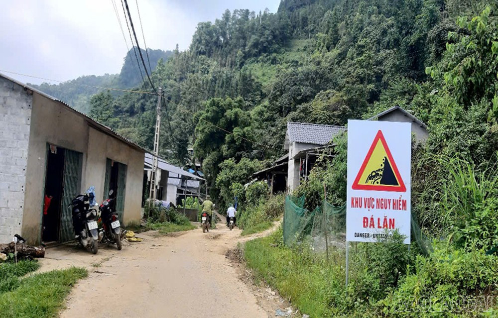 Chính quyền địa phương cắm biển cảnh báo. baolaocai-br_cs-3.jpg