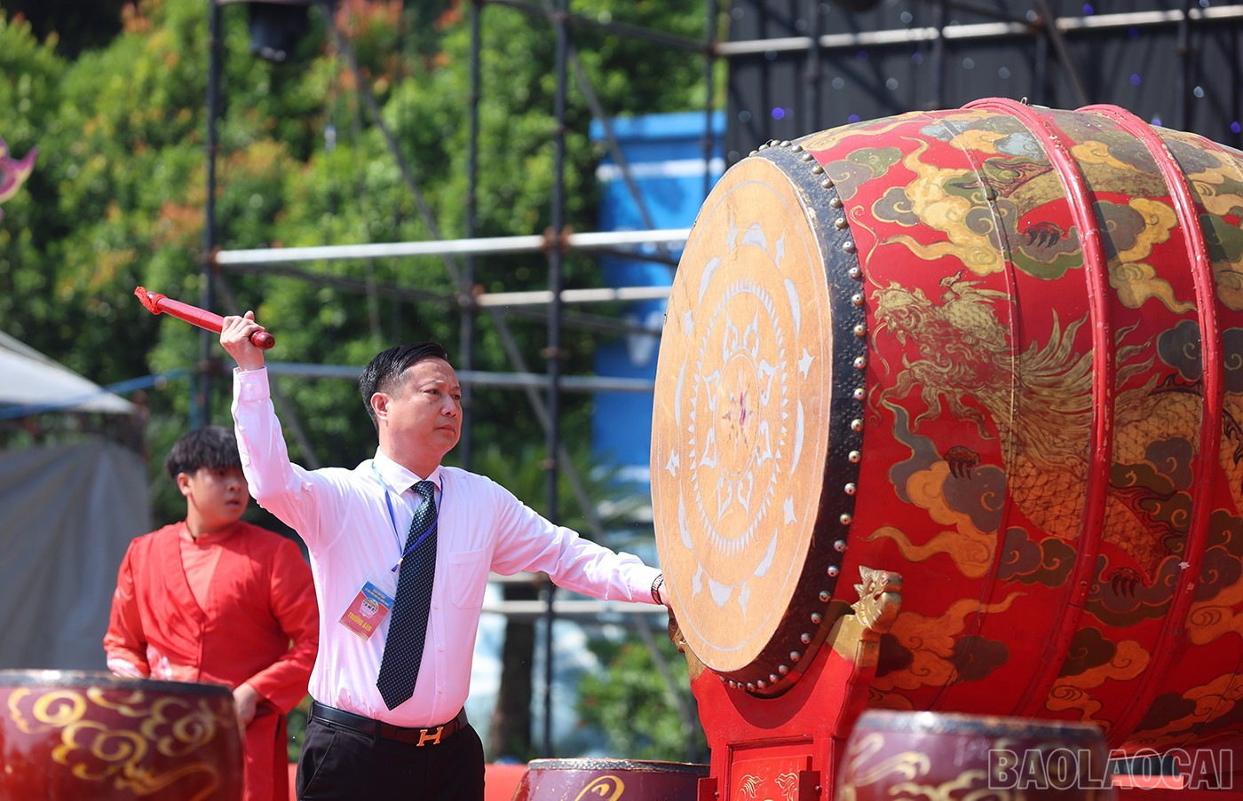 Ông Nguyễn Anh Dũng, Bí thư Đảng ủy, Chủ tịch HĐND xã Bảo Hà đánh trống khai hội. baolaocai-br_lh-9.jpg