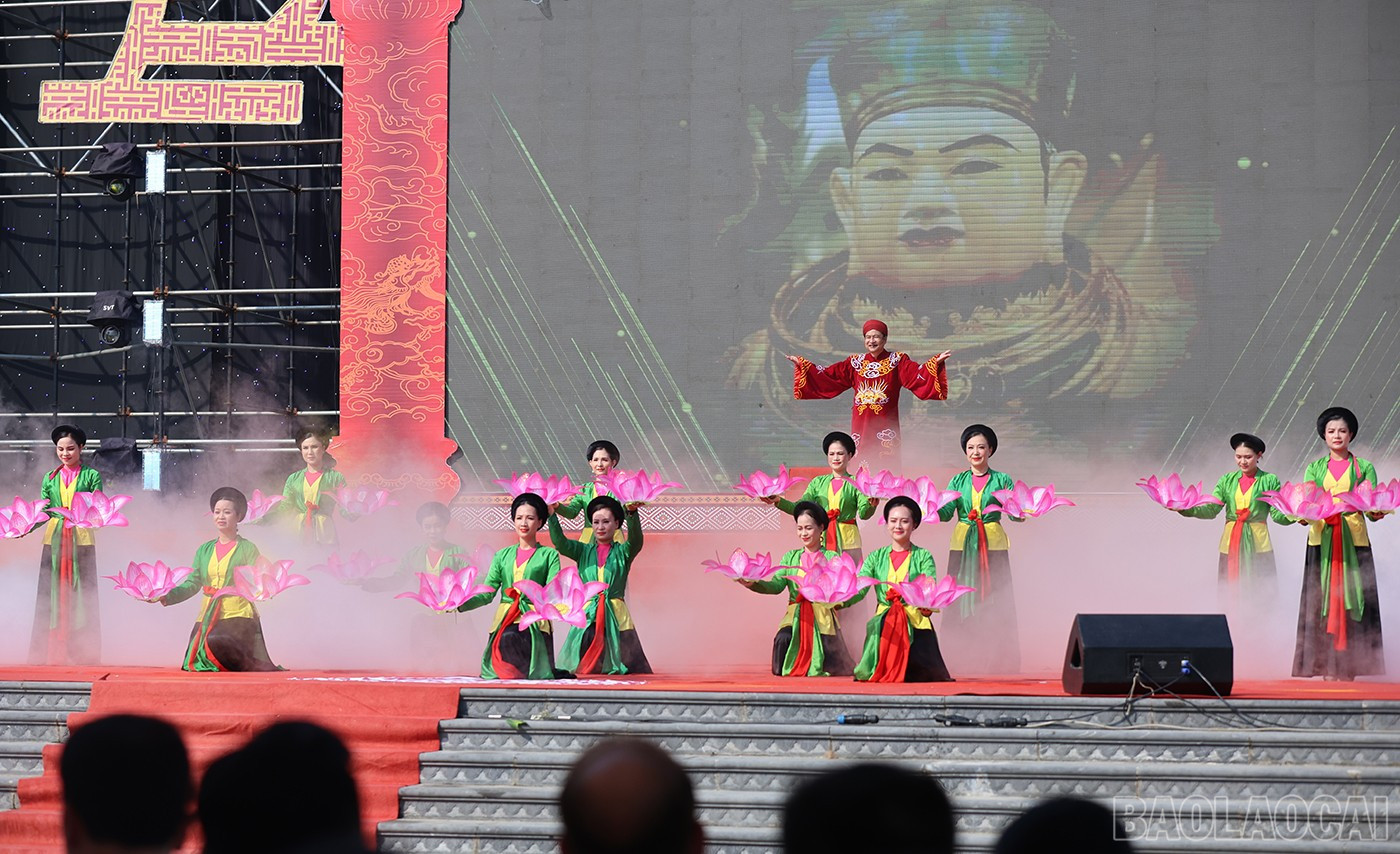 Chương trình nghệ thuật chào mừng khai mạc. baolaocai-br_lh-6.jpg