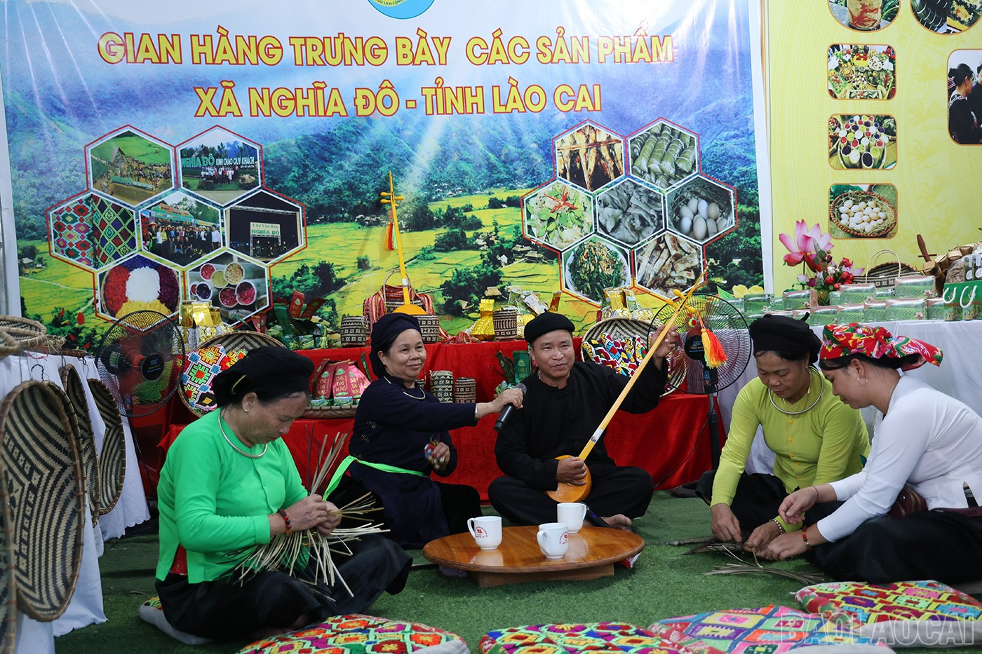 Nghệ nhân xã Nghĩa Đô trình diễn then Tày và nghề đan lát truyền thống. baolaocai-br_img-4514.jpg