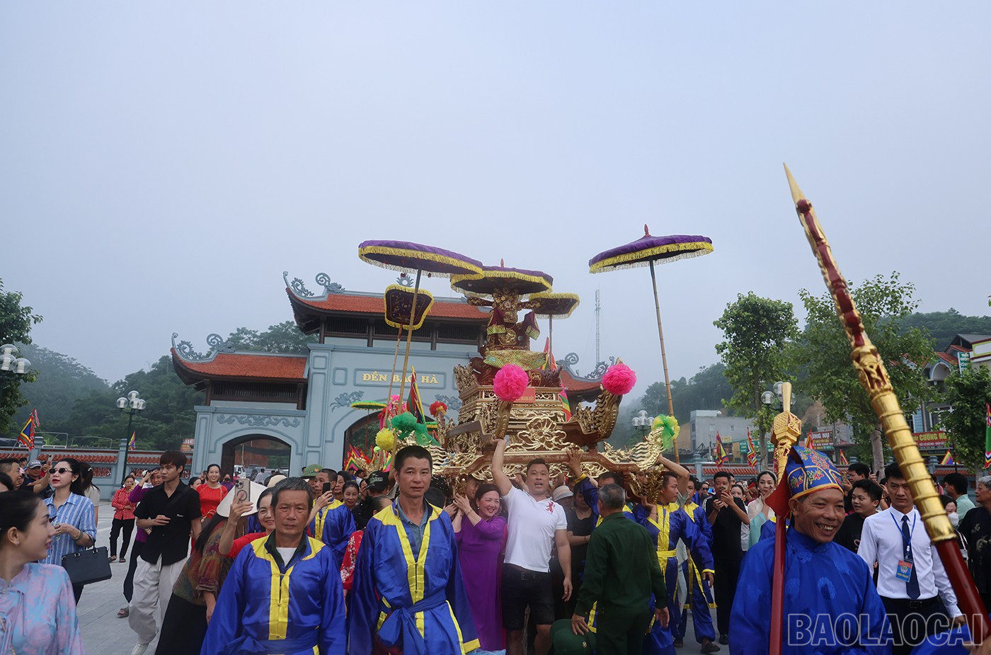 Nghi lễ được mở màn với lễ rước kiệu truyền thống từ đền Cô Tân An sang đền Bảo Hà và từ đền Bảo Hà rước qua khu dân cư thôn Bảo Vinh, xã Bảo Hà. baolaocai-br_lh-17.jpg