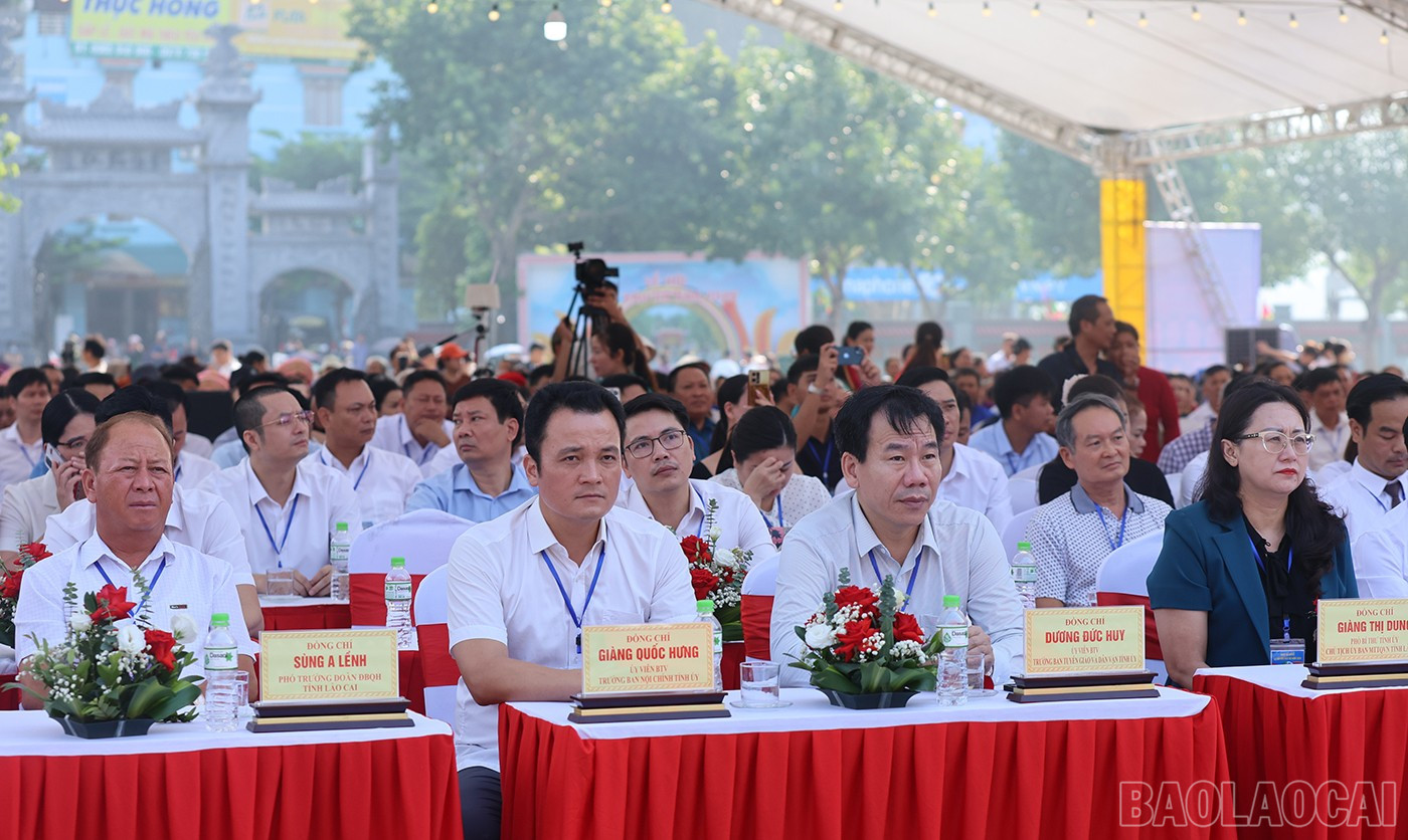Các đại biểu tham dự khai mạc lễ hội. baolaocai-br_lh-18.jpg