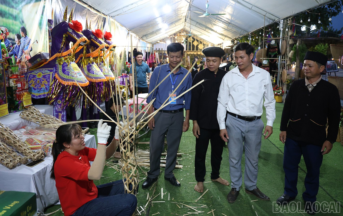 Không gian trưng bày thu hút đông đảo người dân và du khách thập phương. baolaocai-br_img-4578.jpg