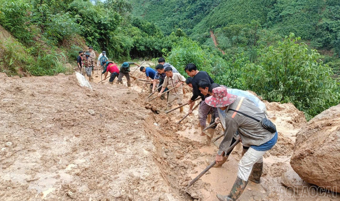 Chính quyền địa phương huy động lực lượng tại chỗ khắc phục hậu quả.