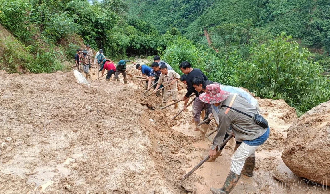 Chính quyền địa phương huy động lực lượng tại chỗ khắc phục hậu quả.