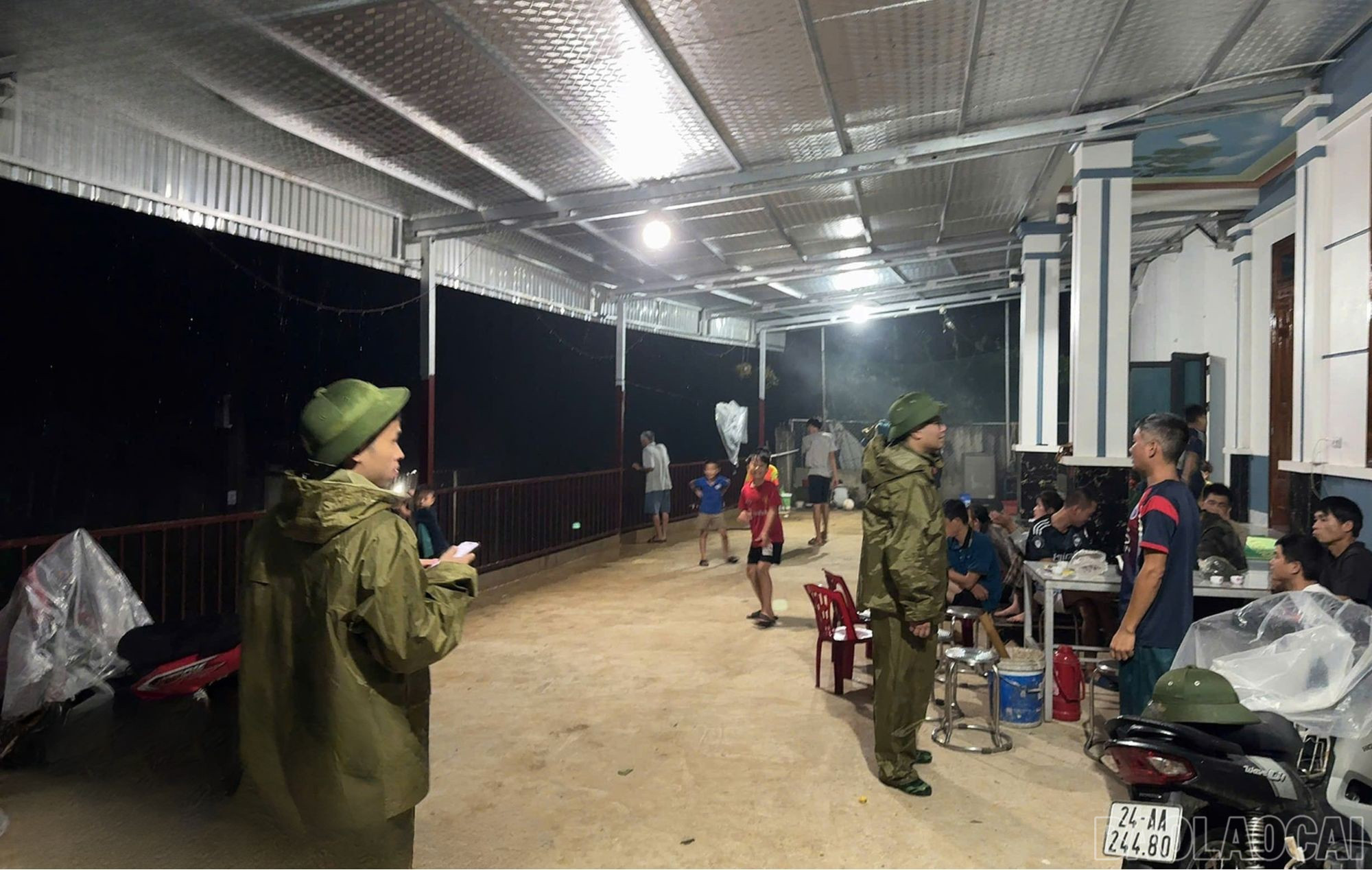 Lực lượng chức năng giúp Nhân dân di chuyển tài sản.