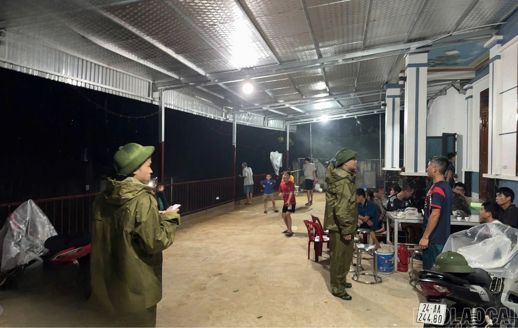 Lực lượng chức năng giúp Nhân dân di chuyển tài sản.