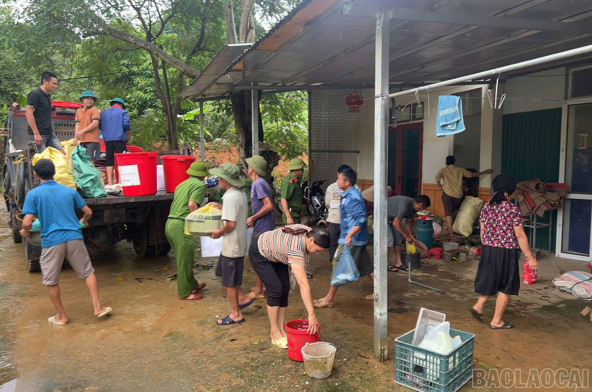 Lực lượng chức năng hỗ trợ người dân di chuyển tài sản đến nơi an toàn.