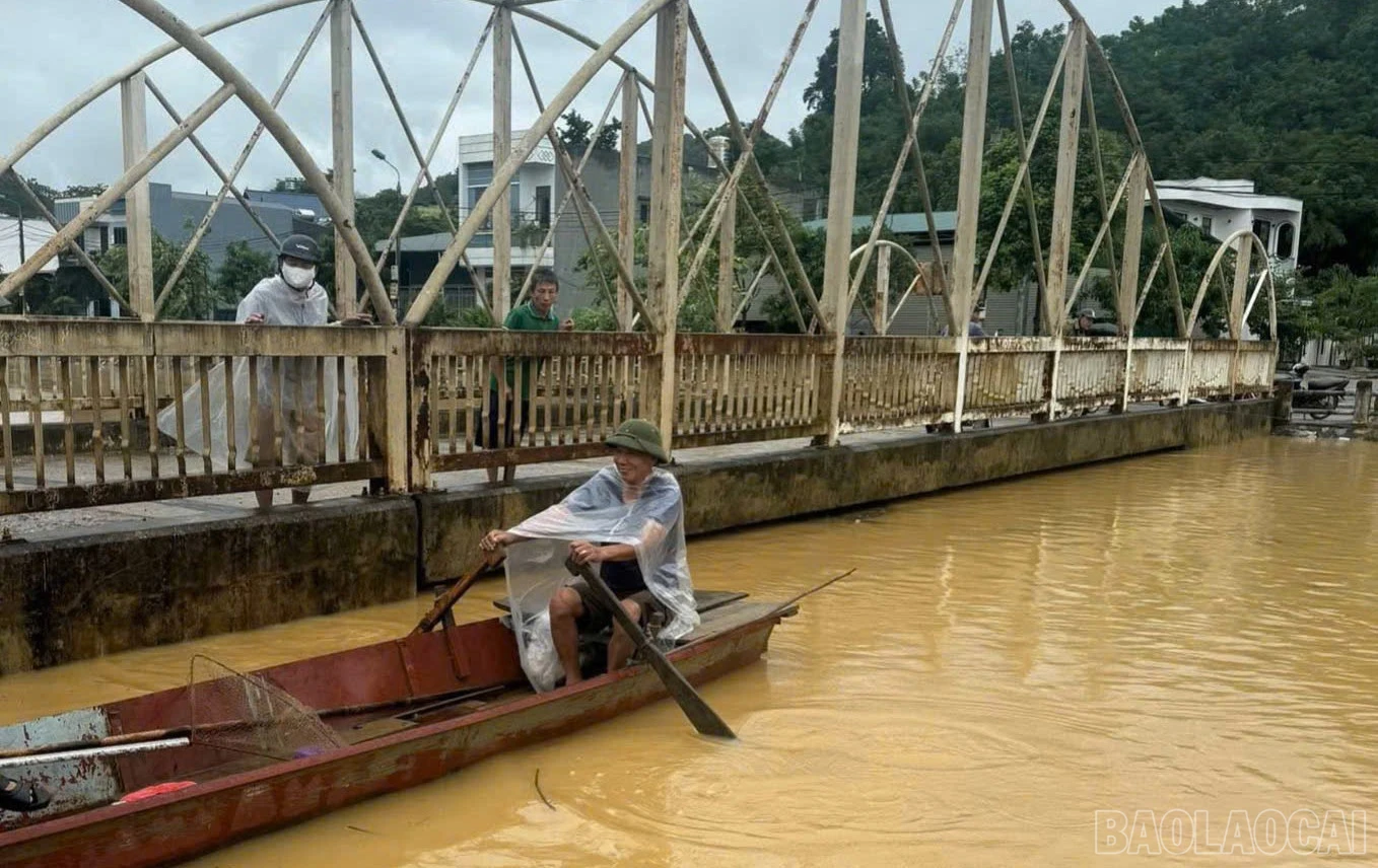 Người dân xã Bảo Yên di chuyển bằng thuyền qua các tuyến đường bị ngập.