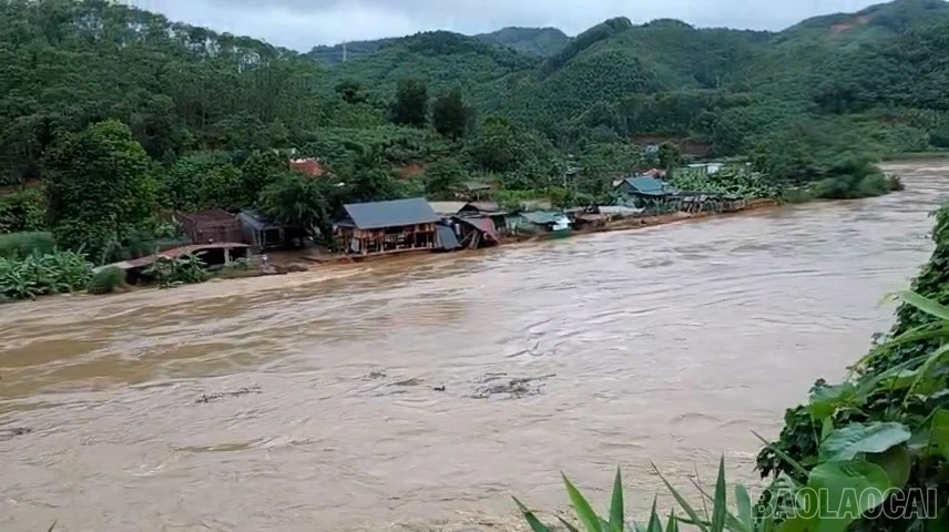 Lũ trên sông Chảy đoạn qua xã Bảo Yên vẫn tiếp tục dâng cao.