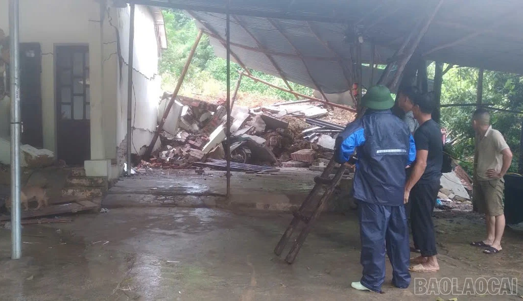 Lãnh đạo xã kiểm tra, chỉ đạo công tác khắc phục hậu quả.