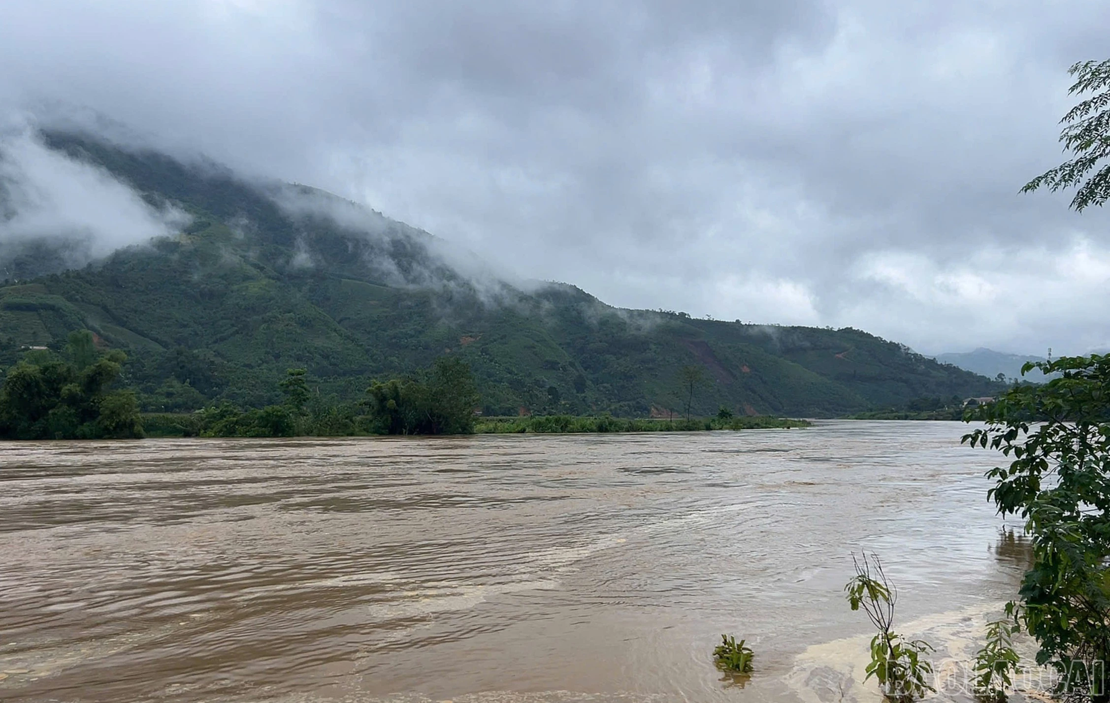 Nước lũ trên sông Chảy đoạn qua xã Xuân Hòa vẫn tiếp tục dâng cao.