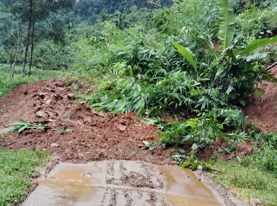 Các tuyến đường liên thôn xuất hiện nhiều điểm sạt lở.