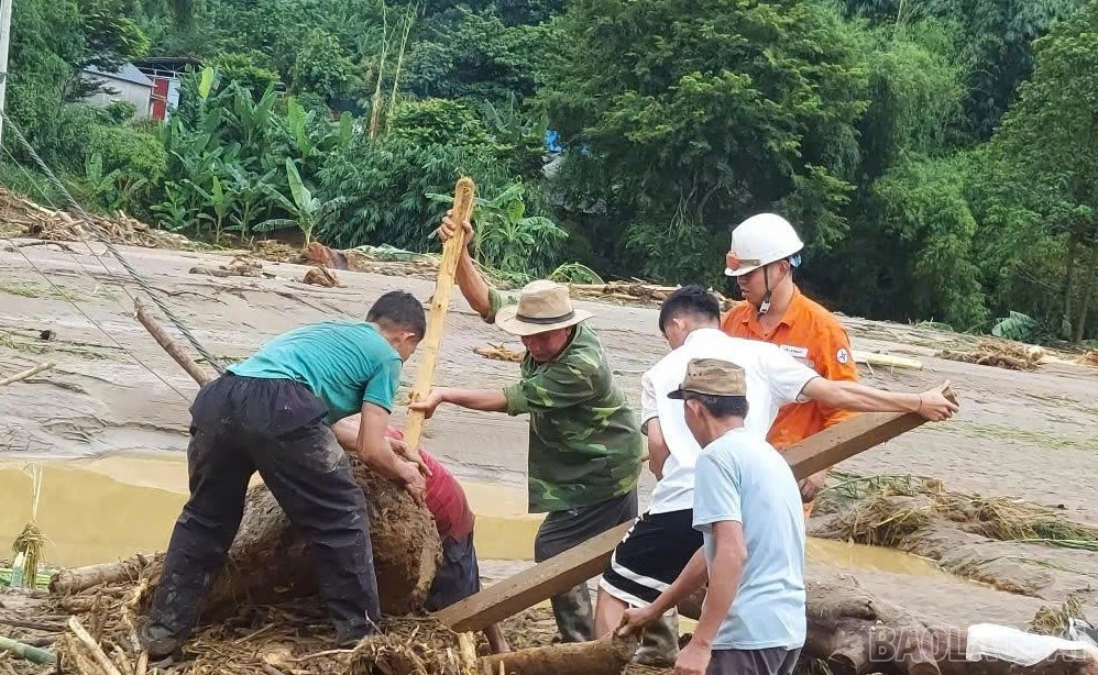 Người dân Văn Bàn hỗ trợ công nhân điện lực khắc phục sự cố.