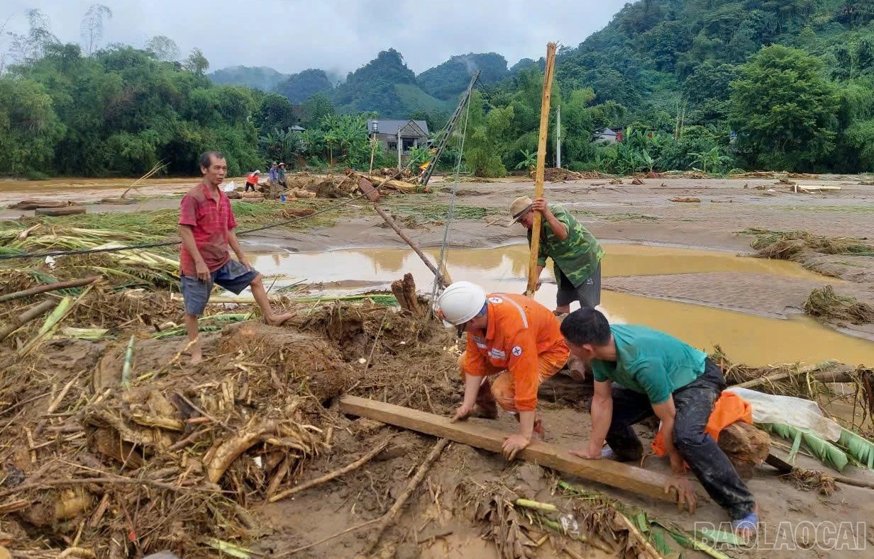 Đường giao thông bị chia cắt khiến công tác khắc phục hoàn toàn bằng phương pháp thủ công.