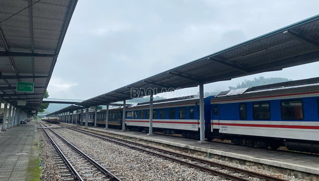 Train SP4 departing from Lao Cai station last night had to turn back. baolaocai-c_z7064776962252-e1d52dedf369ce46602e6406a2ed11e7.jpg