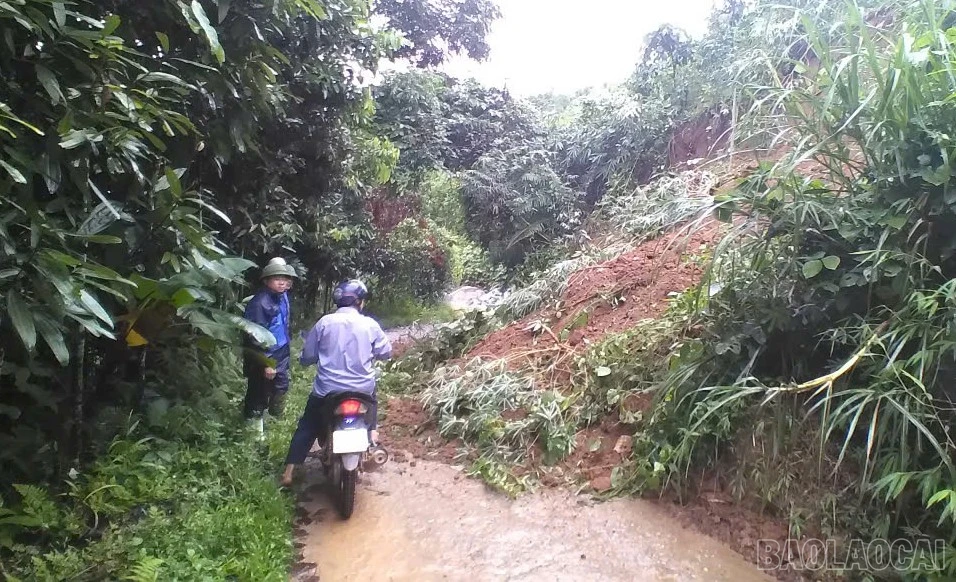 Nhiều tuyến đường giao thông trên địa bàn bị chia cắt.