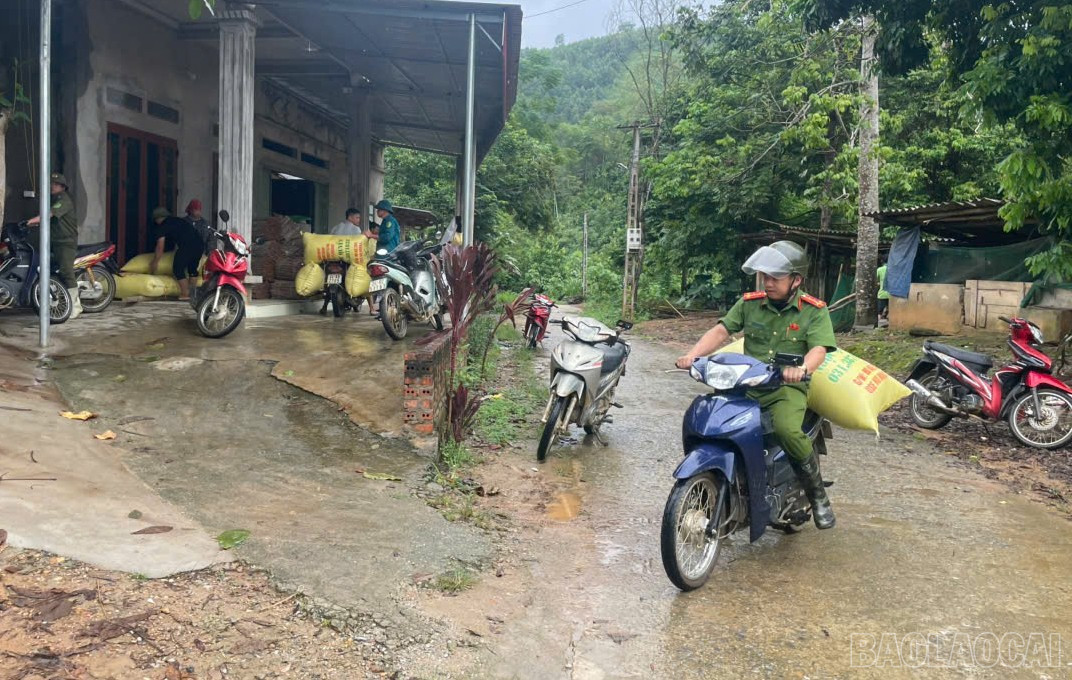 Lực lượng chức năng giúp người dân di chuyển tài sản đến nơi an toàn.