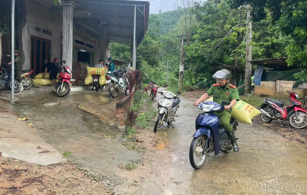Lực lượng chức năng giúp người dân di chuyển tài sản đến nơi an toàn.