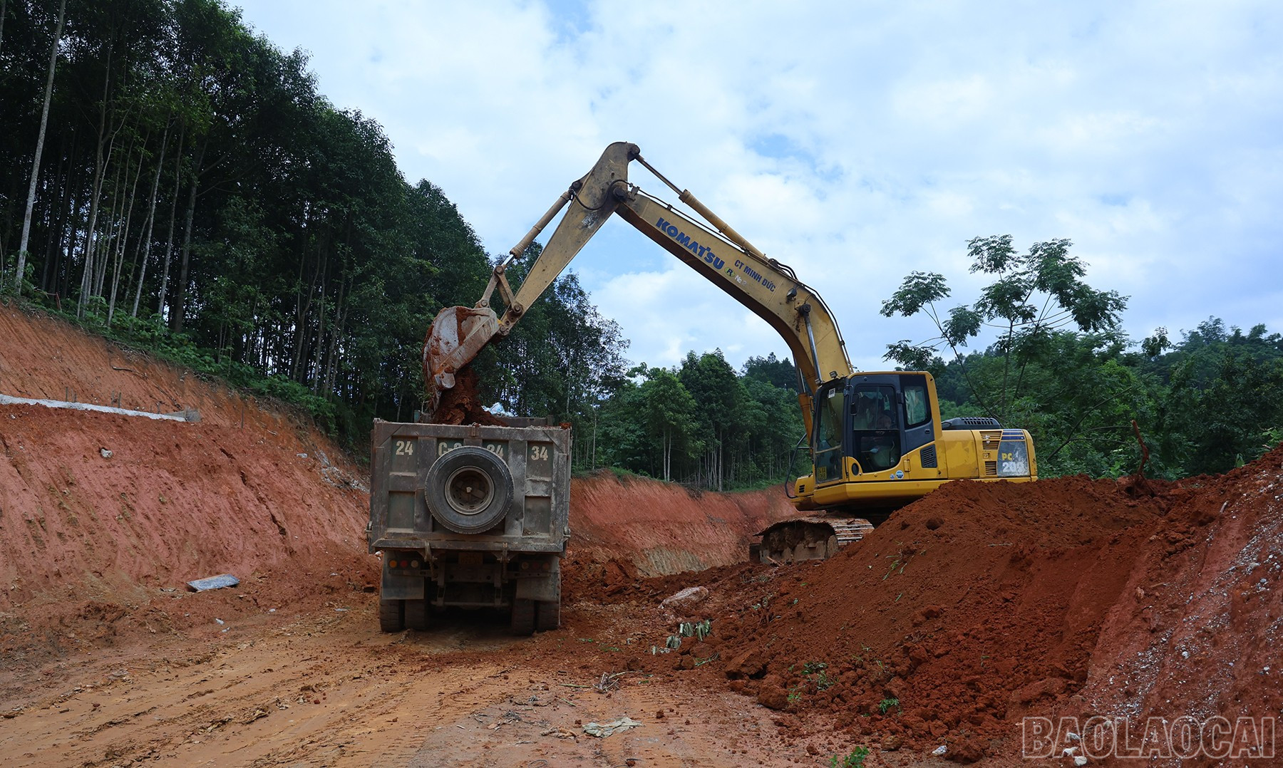 Đơn vị thi công đẩy nhanh tiến độ đào đắp, san tạo nền đường. baolaocai-br_img-0621.jpg
