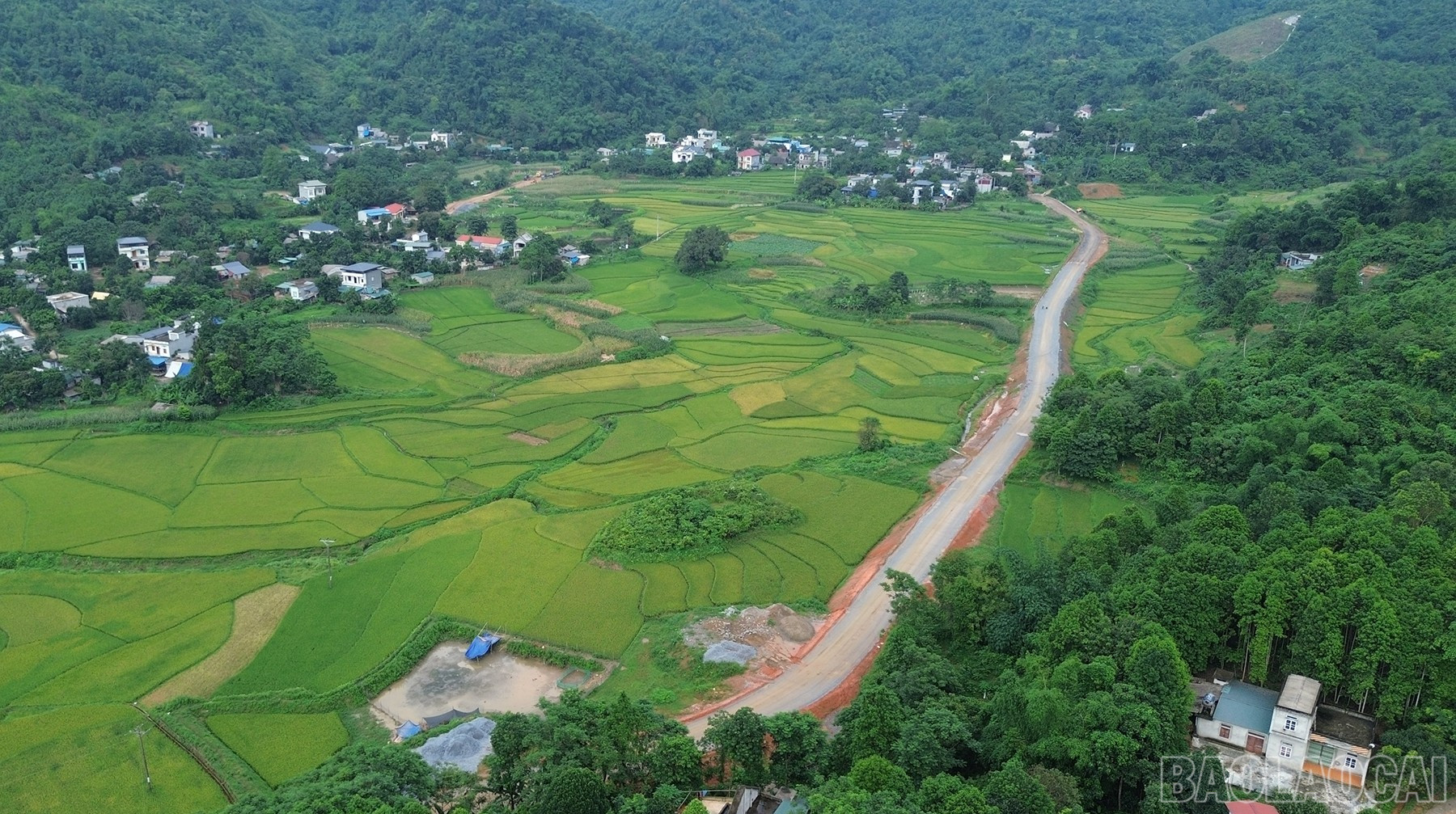 Tuyến đường hoàn thành sẽ tạo thuận lợi cho người dân khu vực giáp ranh thành phố Lào Cai và huyện Bát Xát giao thương, phát triển kinh tế. baolaocai-br_dji-0949.jpg
