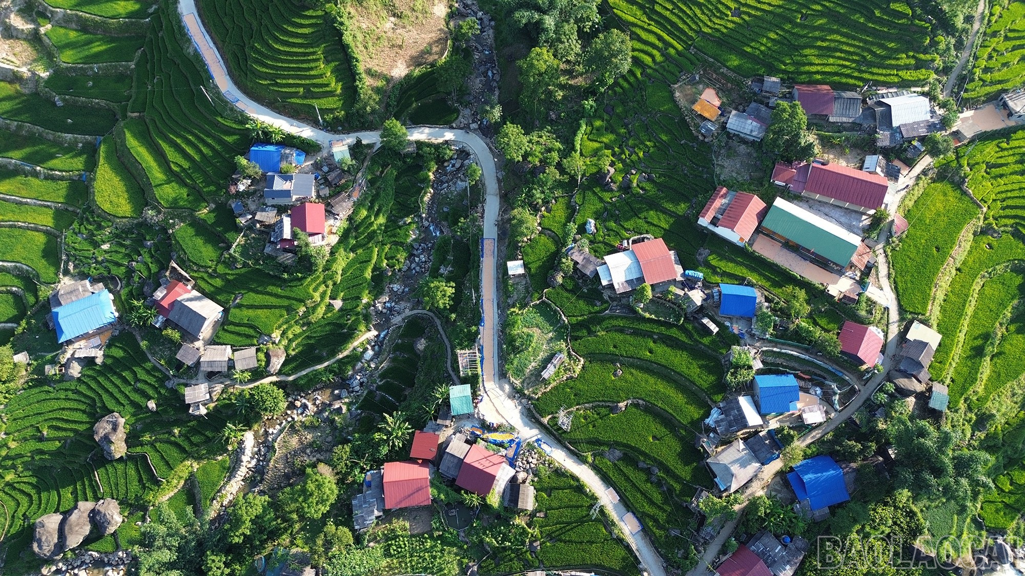 Sau mưa lũ, bà con lại cùng nhau đoàn kết, sẻ chia, góp sức xây dựng bản làng no ấm. baolaocai-br_dji-0780.jpg