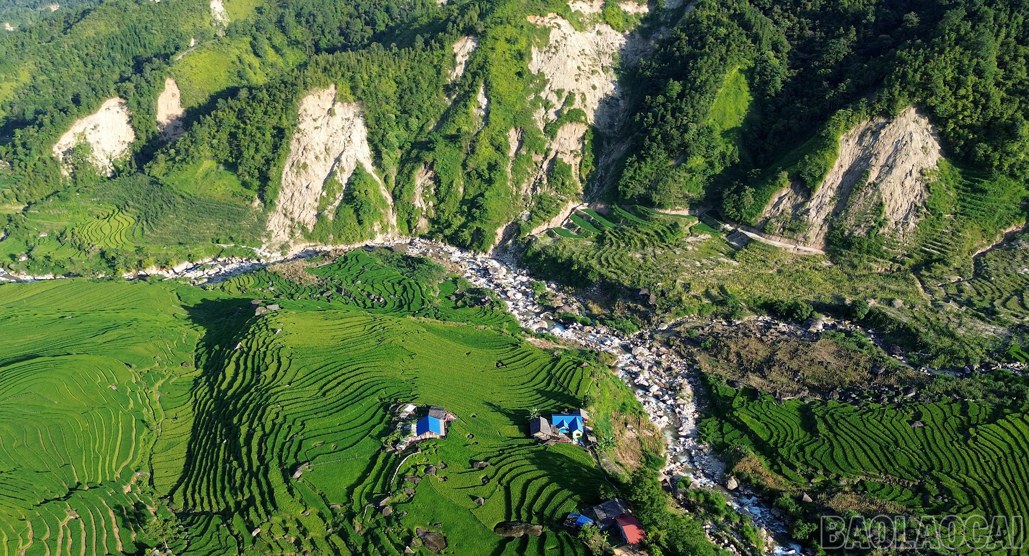 Thôn Ky Quan San là một trong những khu vực có nhiều hộ dân bị ảnh hưởng nhất trong đợt mưa lũ cuối năm 2024 trên địa bàn huyện Bát Xát cũ, dấu vết của trận lũ lịch sử vẫn còn hiện rõ. baolaocai-br_dji-0782mp400-00-07-23still001.jpg
