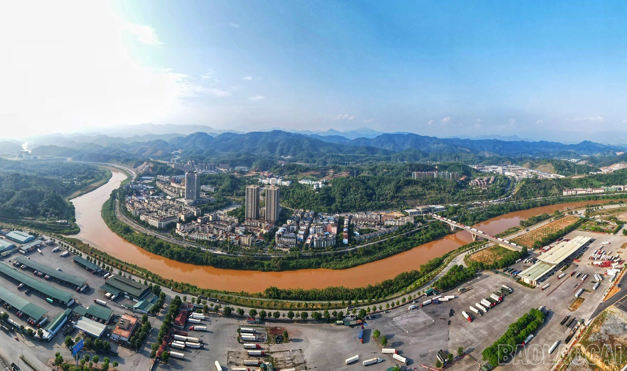 Từ đầu tháng 11/2024, Cửa khẩu Quốc tế đường bộ số II Kim Thành đã được mở rộng thêm 5 luồng thông quan, đáp ứng nhu cầu xuất, nhập khẩu hàng hóa ngày càng tăng cao. baolaocai-br_khu-kim-thanh-ban-vuoc-la-trung-tam-phat-trien-cua-khu-kinh-te-cua-khau.jpg