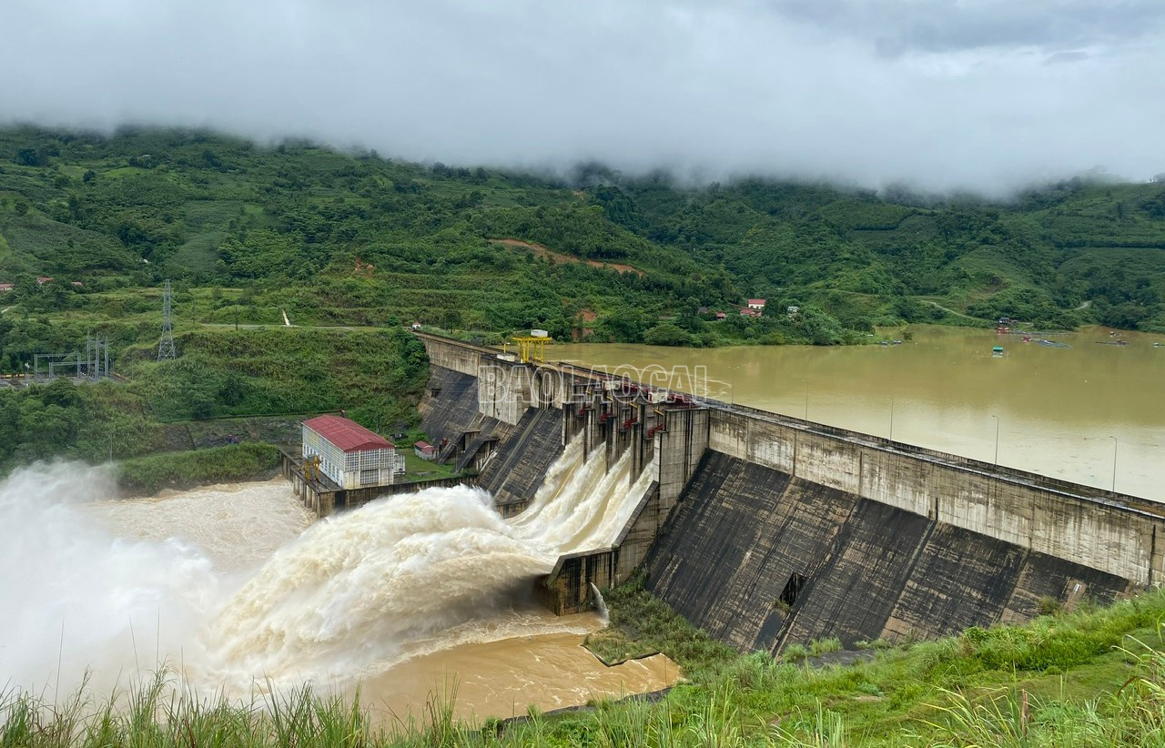 Thủy điện Bắc Hà tăng lưu lượng xả do nước từ thượng nguồn đổ về ngày càng lớn. baolaocai-c_td-1.jpg