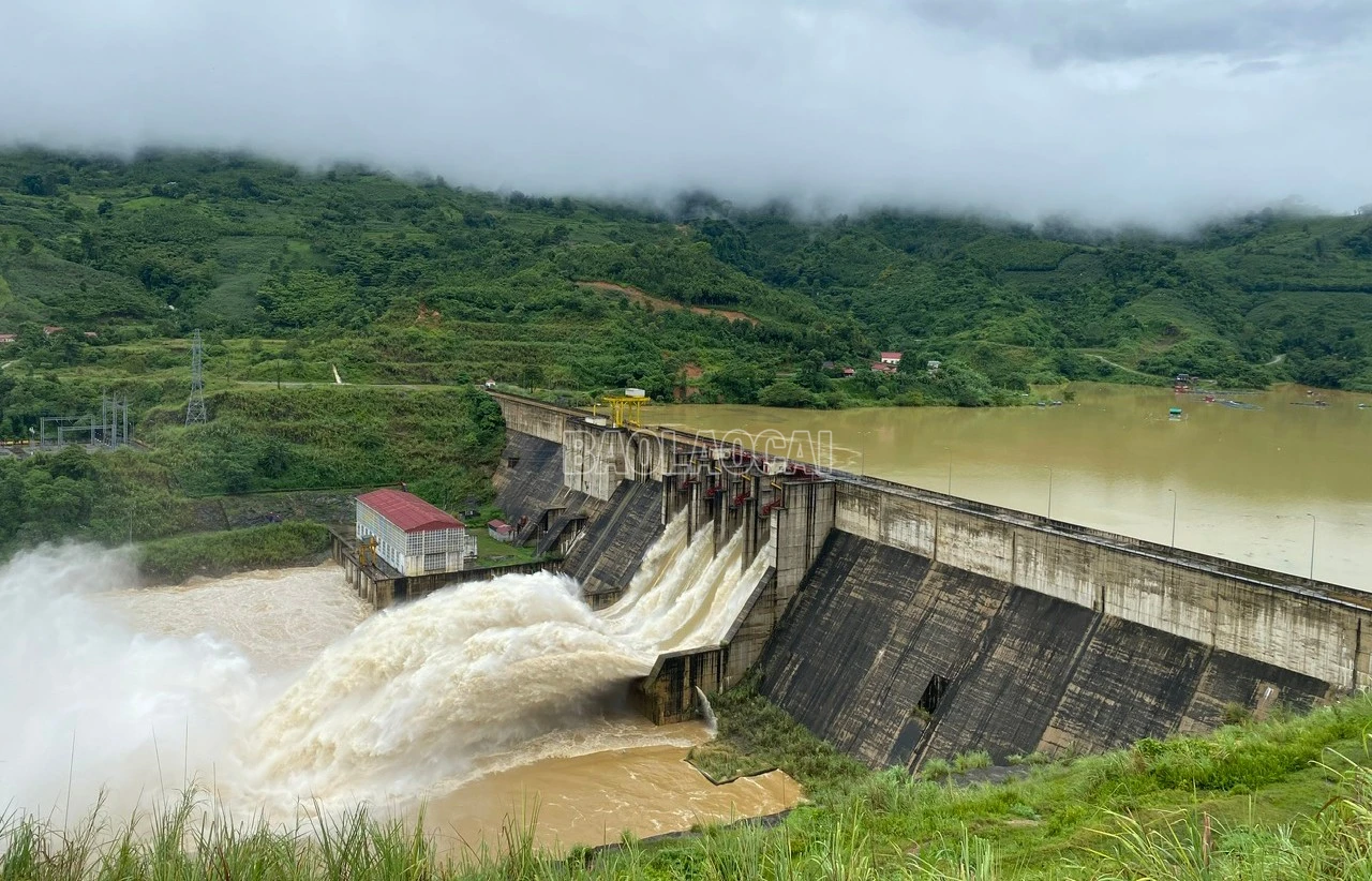Thủy điện Bắc Hà mở cửa xả lũ để đảm bảo an toàn hồ đập.