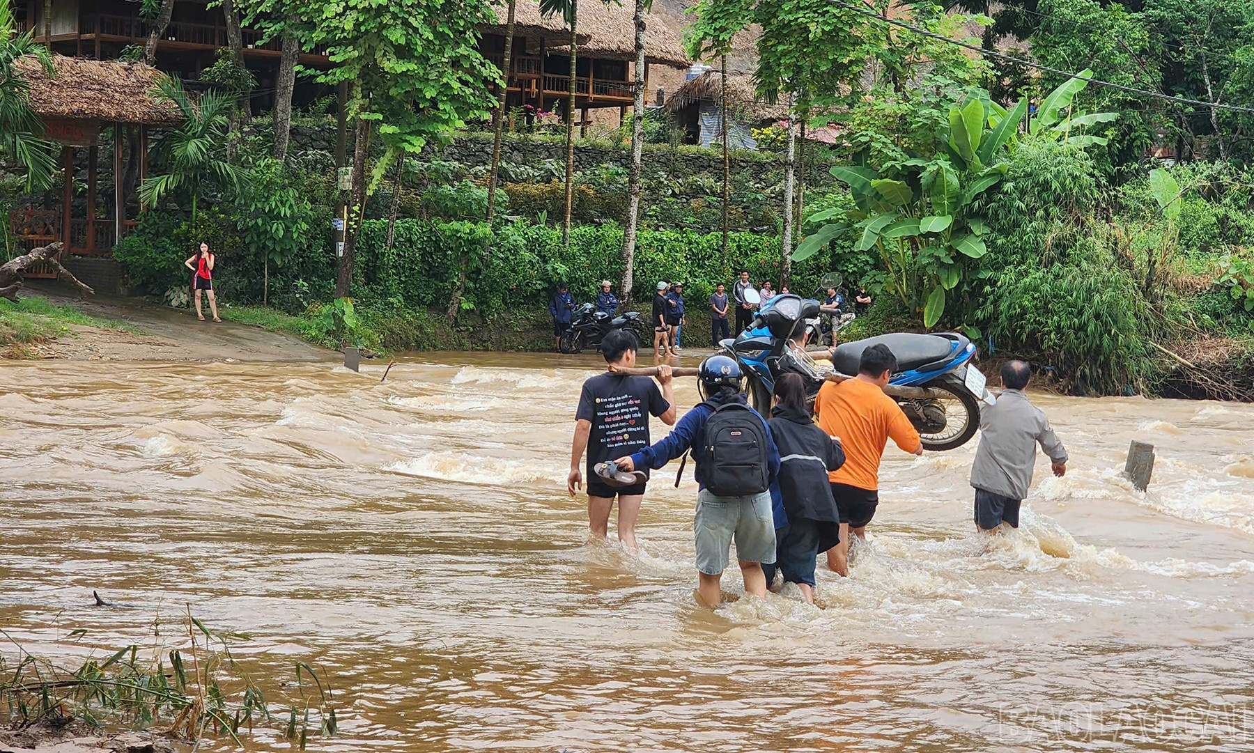 Ngầm tràn Bản Hón ngập sâu trong đợt mưa lũ do ảnh hưởng hoàn lưu bão số 10. baolaocai-br_caungam-5.jpg