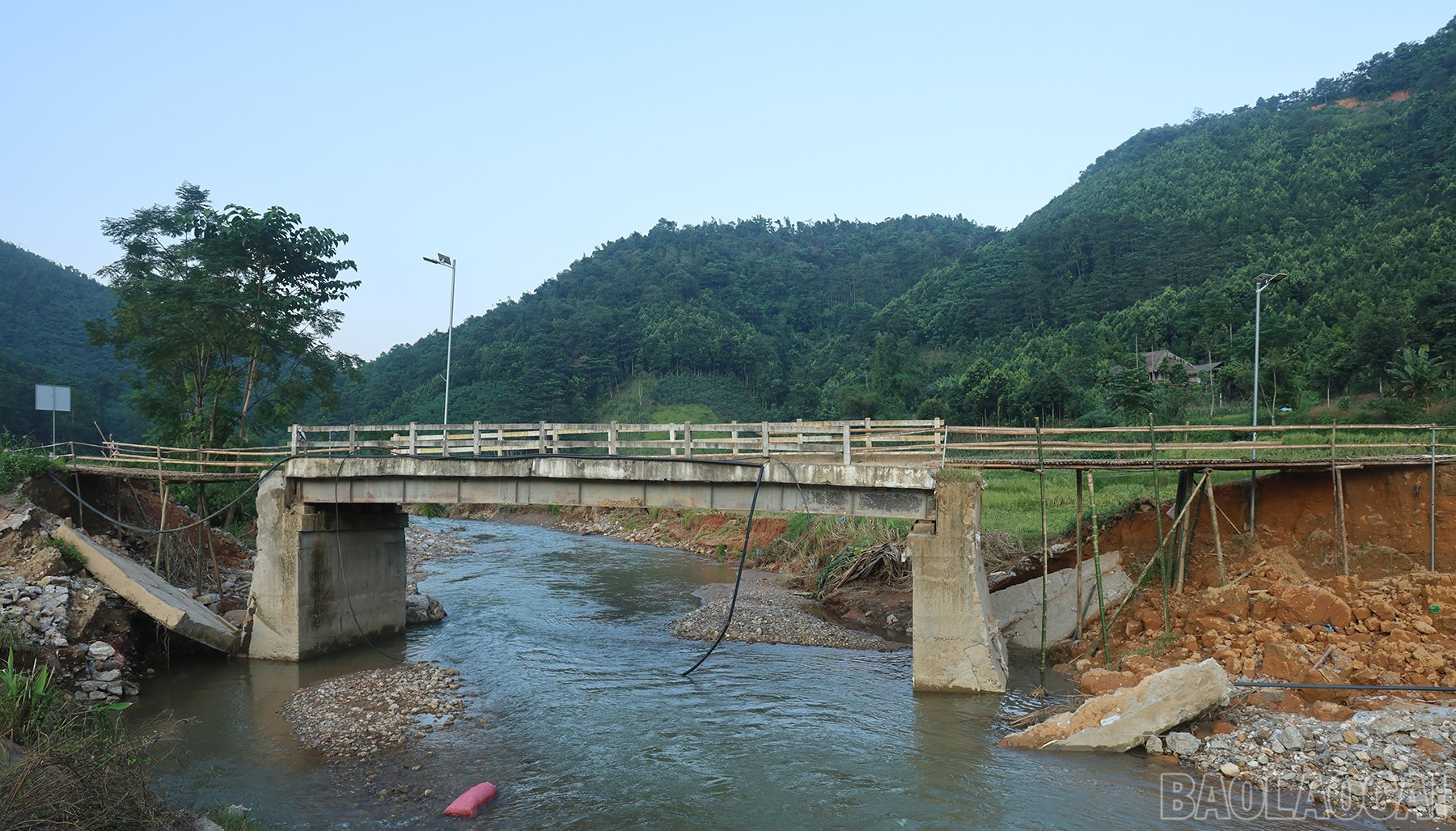 Đợt thiên tai, mưa lũ từ đầu năm đến nay đã gây thiệt hại nặng cho hạ tầng giao thông trên địa bàn tỉnh. baolaocai-br_caungam-1.jpg