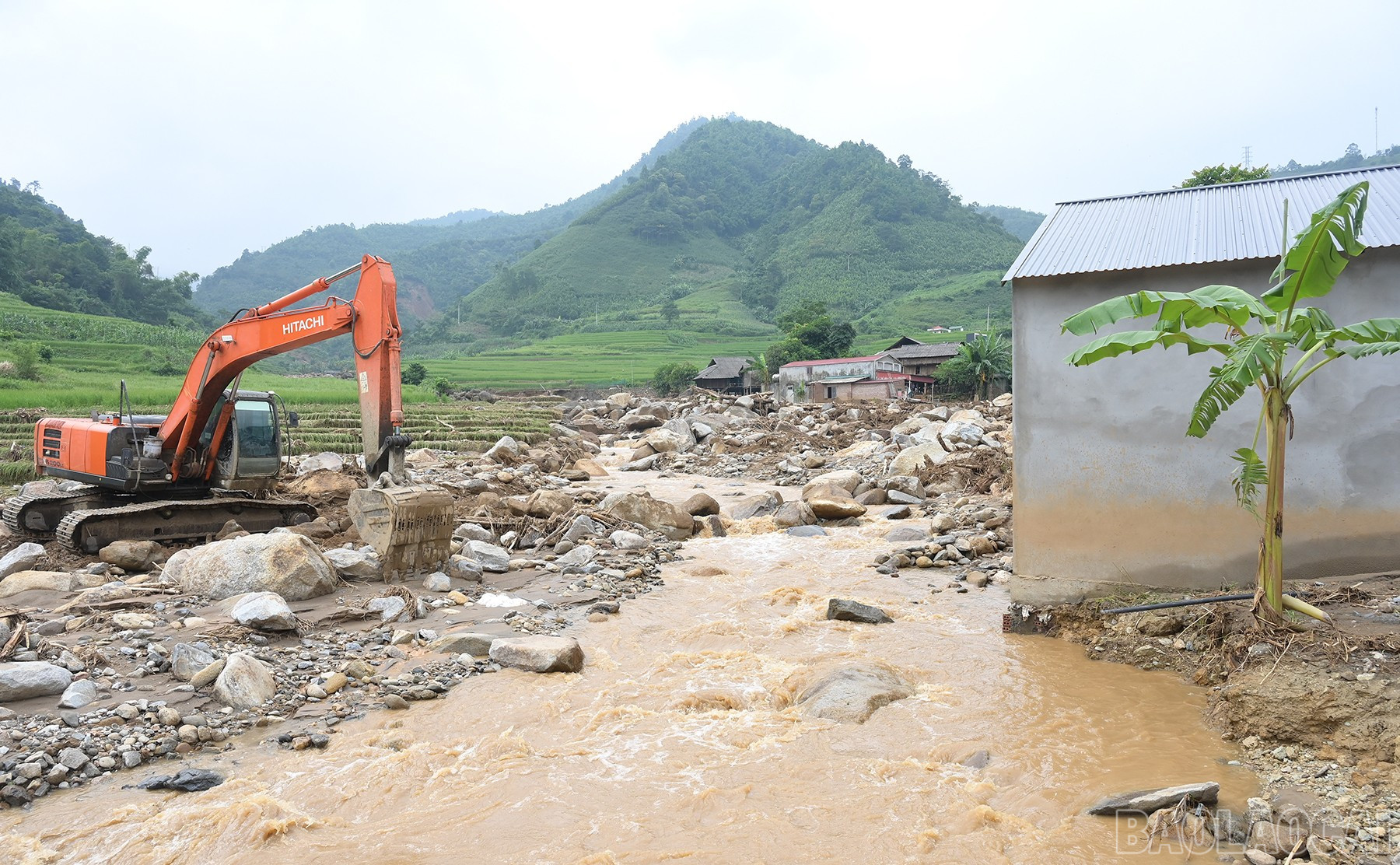 Việc rà soát, đánh giá mức độ hư hại các cây cầu sau mưa lũ là yêu cầu cấp thiết để đảm bảo an toàn giao thông. baolaocai-br_hai-6476.jpg