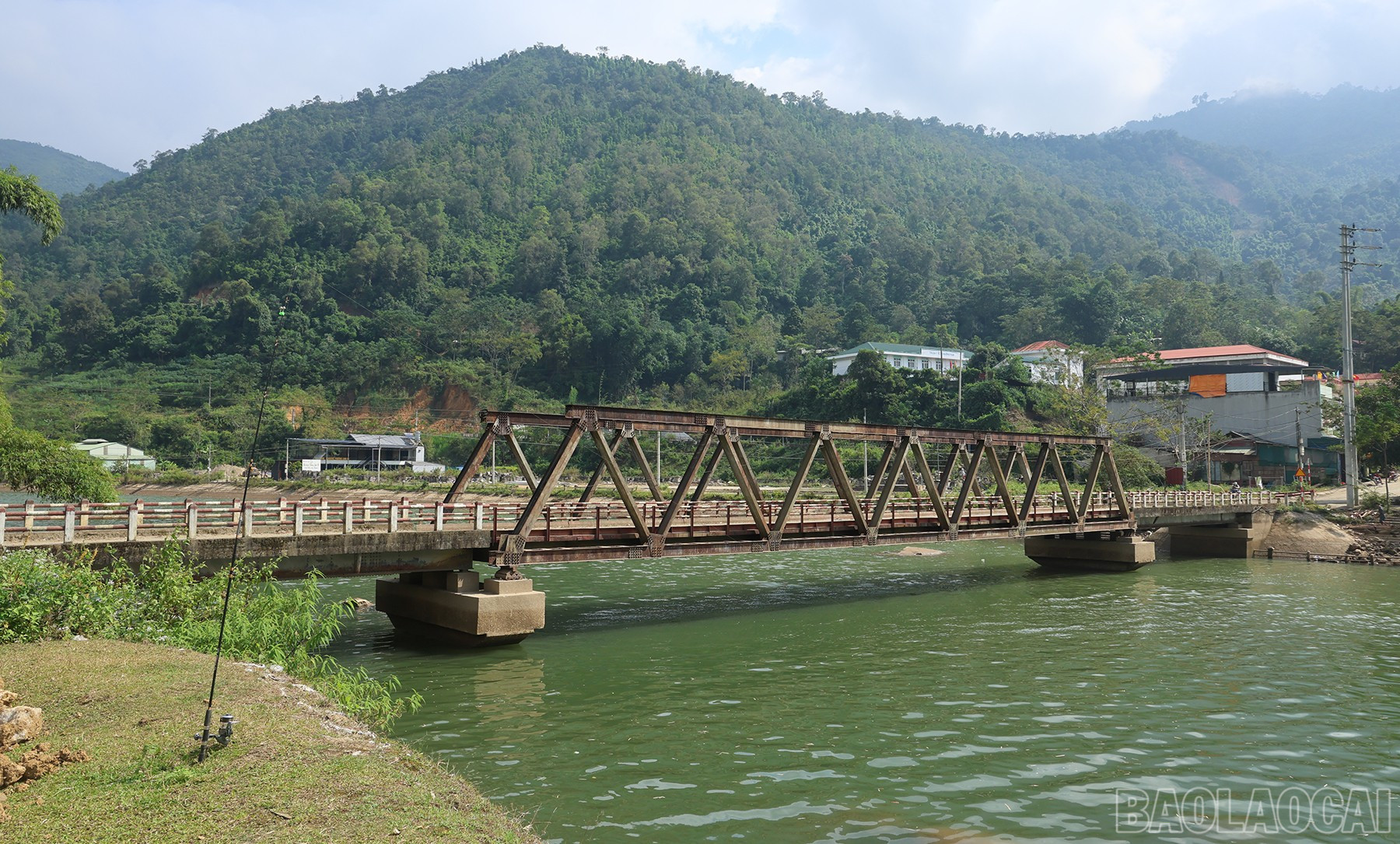 Cầu Mường Hum đã lâu chưa được duy tu, bảo dưỡng, vì vậy, những đợt mưa lũ vừa qua đã ảnh hưởng ít nhiều đến kết cấu cây cầu này. baolaocai-br_caungam-2.jpg