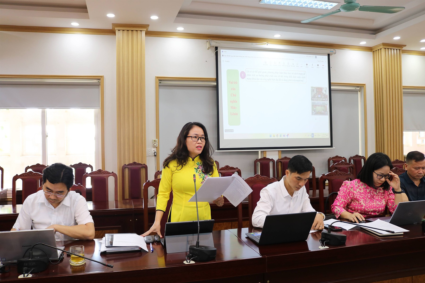 Đại biểu tham luận tại hội thảo. thamluancs2.jpg