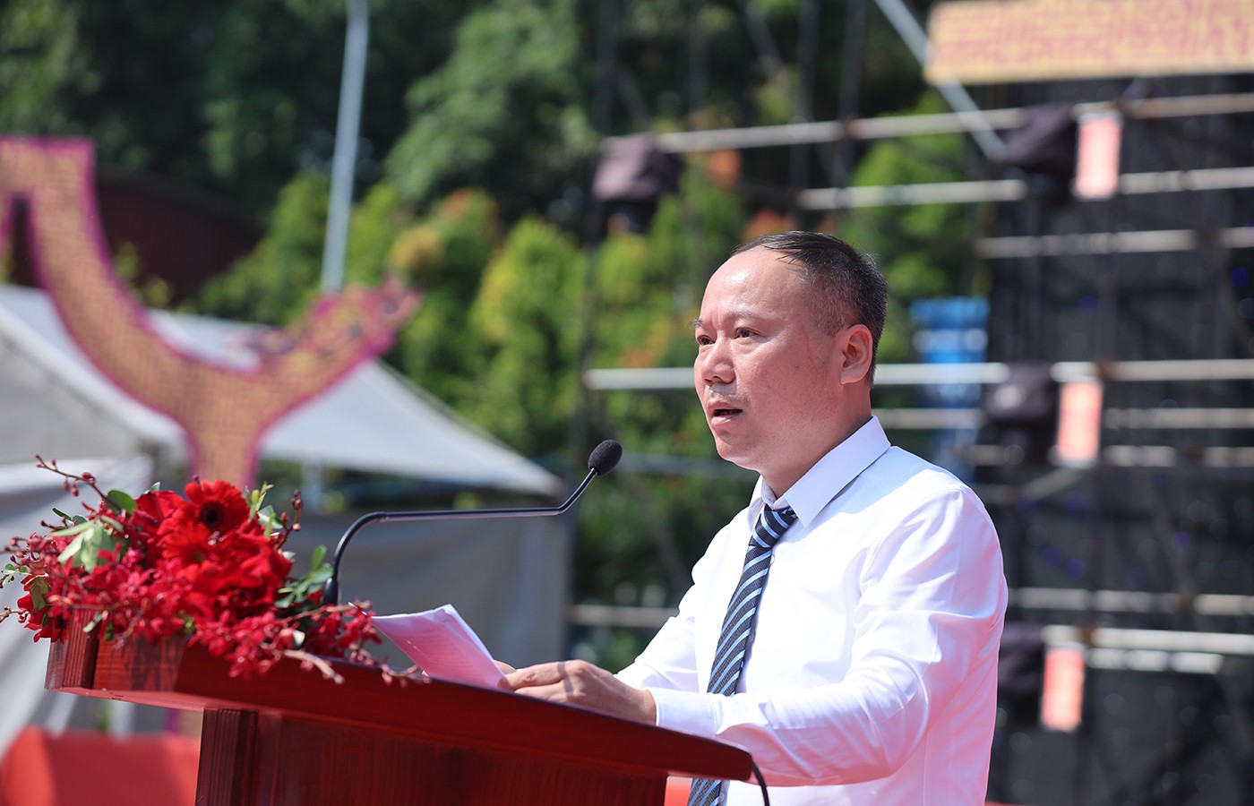 Ông Nguyễn Trung Kiên, Chủ tịch UBND xã Bảo Hà phát biểu khai mạc lễ hội. lh-8.jpg